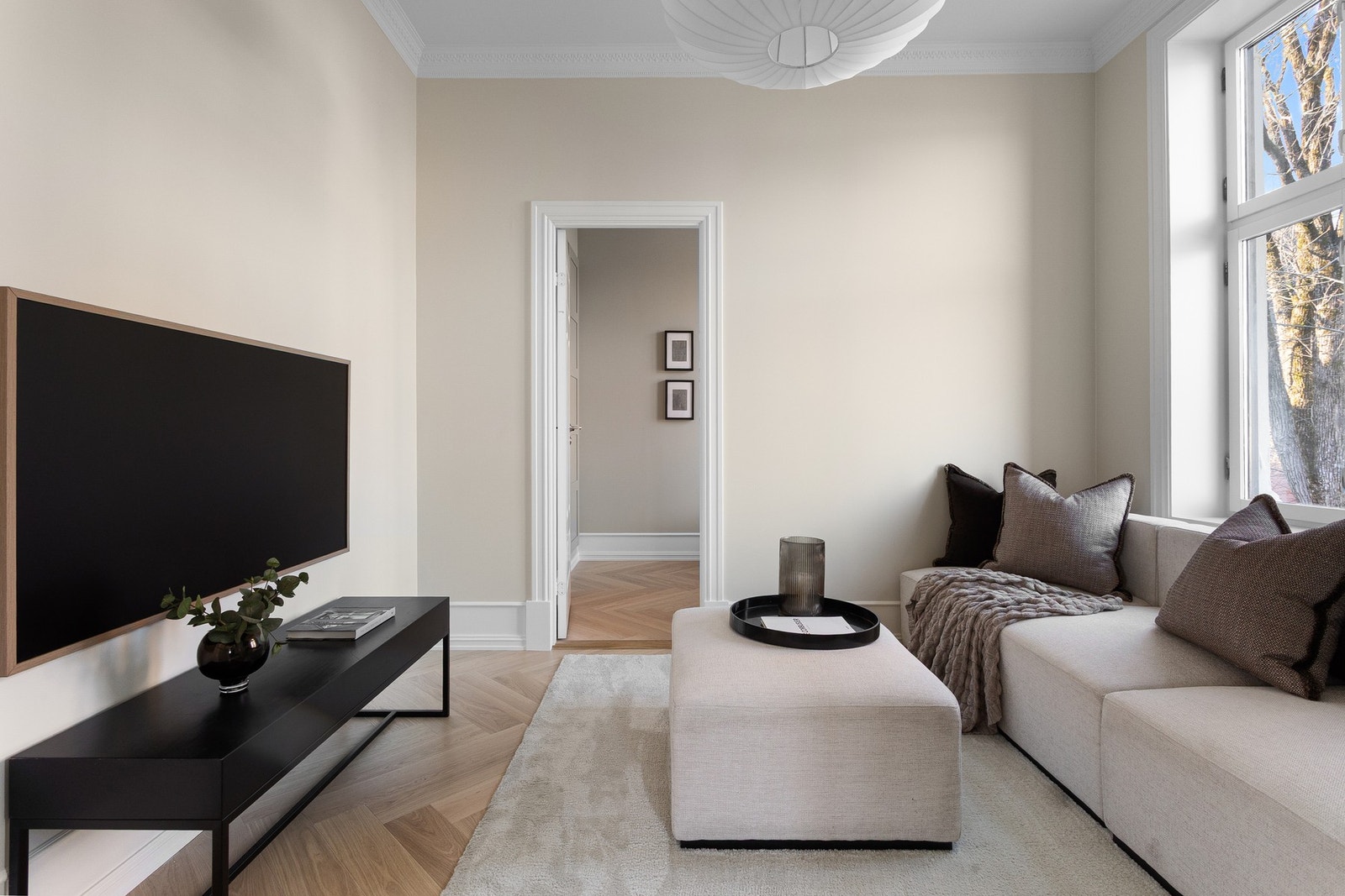 Egen TV-stue som vender mot rolig sidegate. Galleribilde