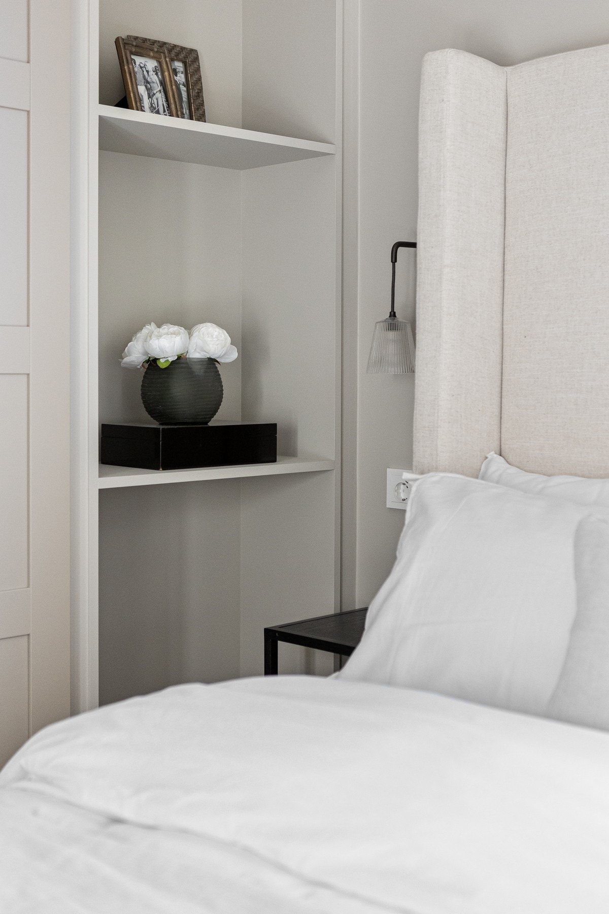 Utstrakt bruk av innebygd belysning med skjult elektrisk anlegg. Det er lagt skjult elektrisk anlegg til rosett for takbelysning. Galleribilde