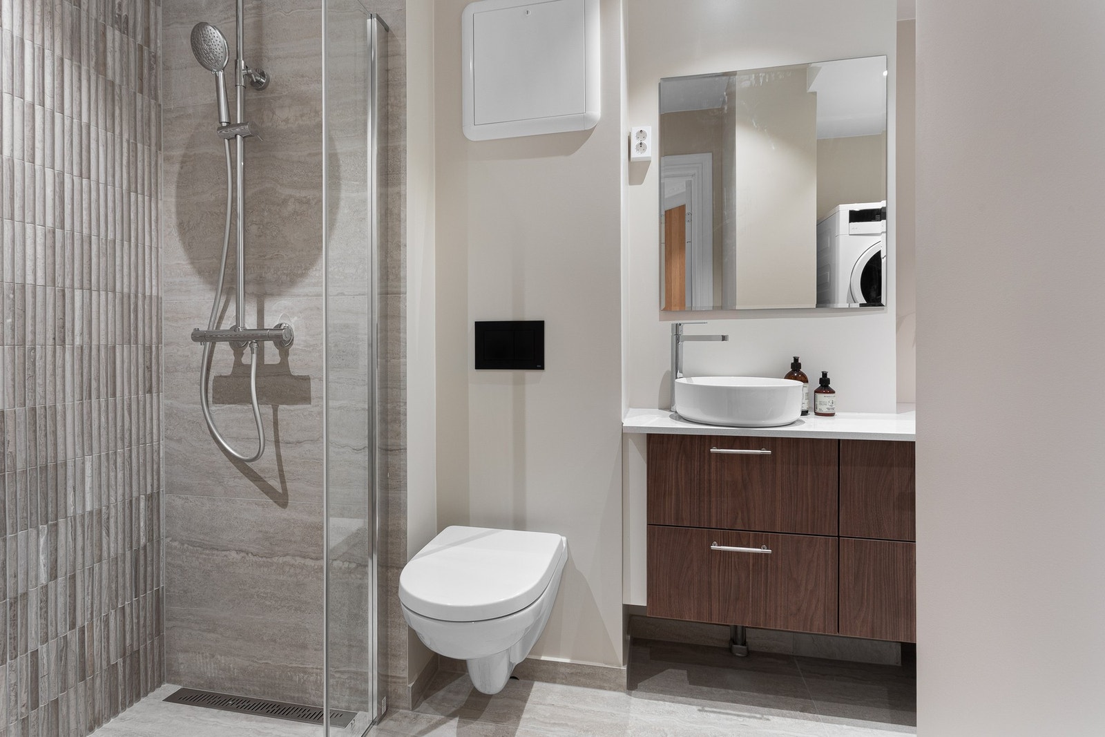 Baderommet ble totalrenovert i 2022 og videre oppusset med et helt nytt uttrykk i 2026. Galleribilde