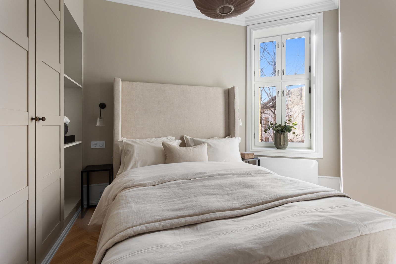 Master soverom vender mot stille og rolig bakgård. Smart plassering av stikkontakter på hver side av sengen for lading av telefon mv. Galleribilde