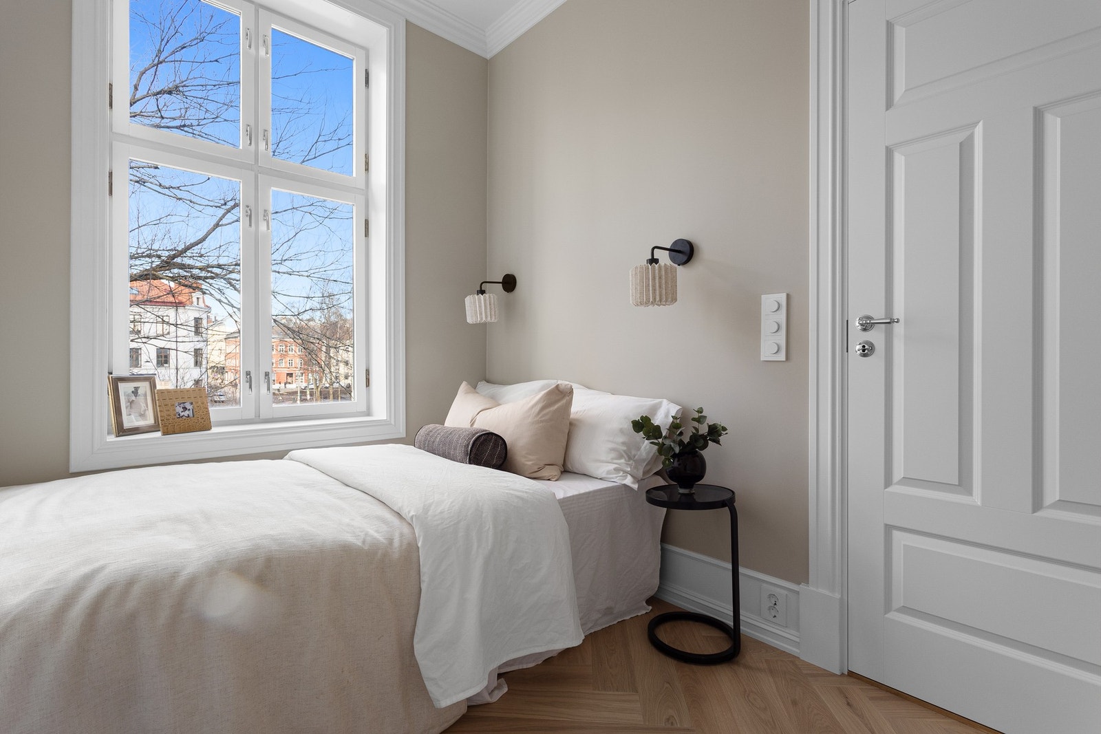 Legg merke til de lekre listene og stikkontaktene. Nye innerdører. Galleribilde