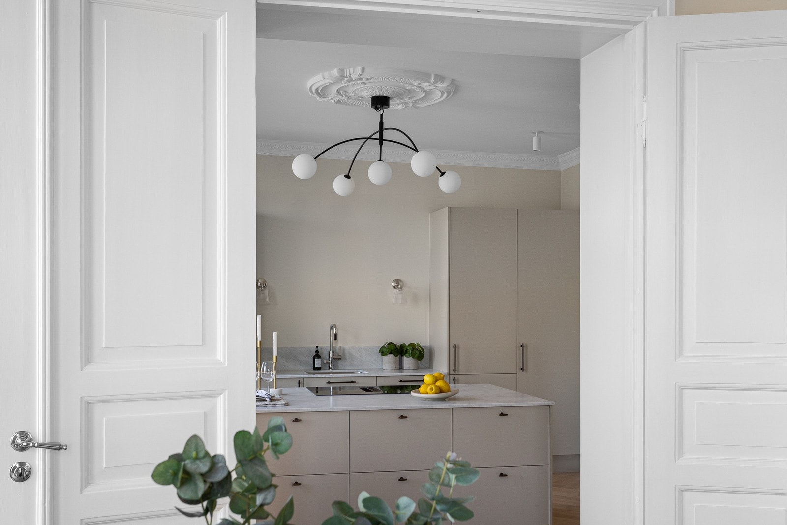 Klassisk drømmeleilighet med usedvanlig høy standard, generøs takhøyde og unikt parkutsyn. Fotocreds til dyktige Henrik i Fotostallen. Galleribilde