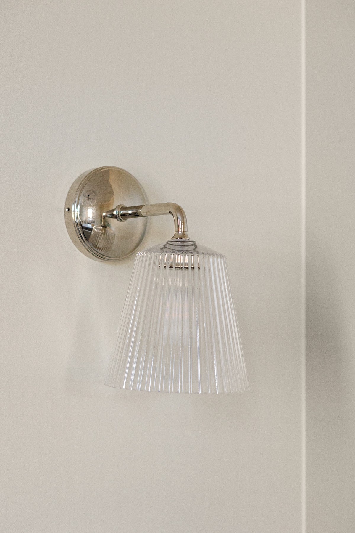 Innebygd, dimbar veggbelysning med skjult elektrisk anlegg. Ingen synlige kabler i leiligheten. Galleribilde