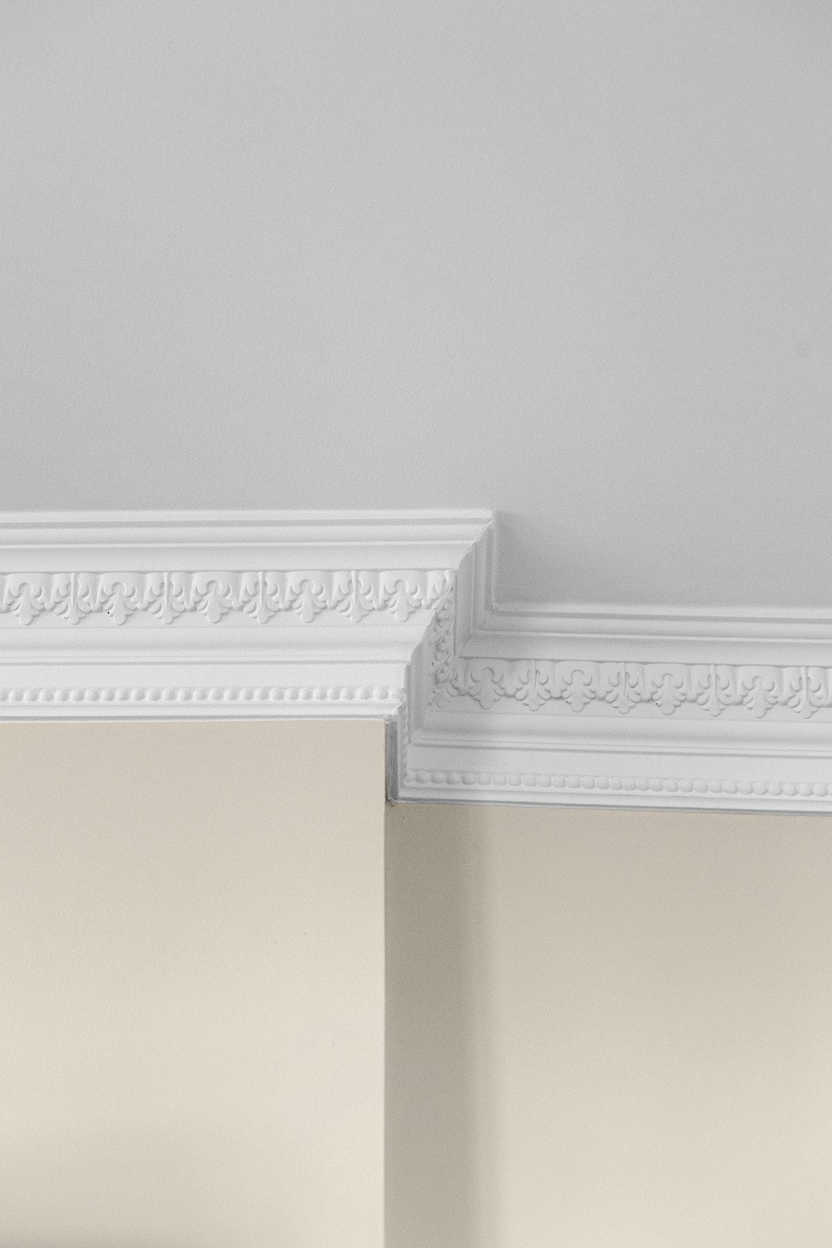 Klassisk sjarm med stukkatur og rosett på kjøkkenet. Galleribilde