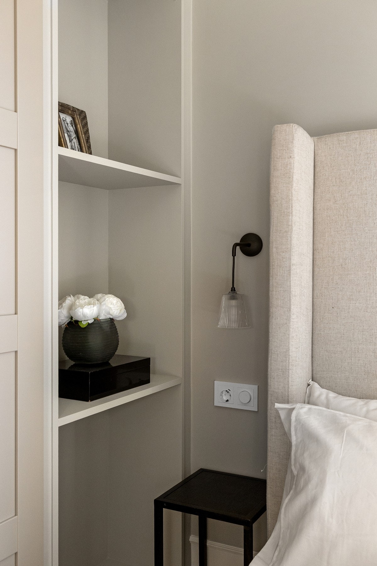 Eksklusive vegglamper med skjult elektrisk anlegg. Belysning i leiligheten kan styres vis app. (Plejd) Galleribilde