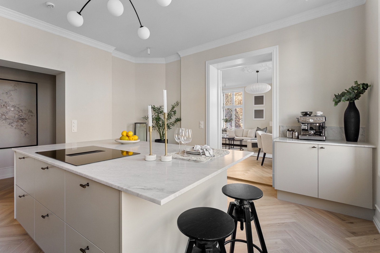 Kjøkkenøy med carrera-marmor benkeplate og tilpasset barløsning/spiseplass - perfekt for sosiale anledninger. Galleribilde