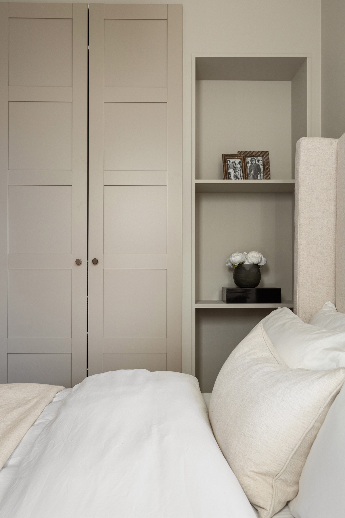 Også her er det svært flotte, innebygde garderobeskap med påkostede knotter i bronze. Galleribilde