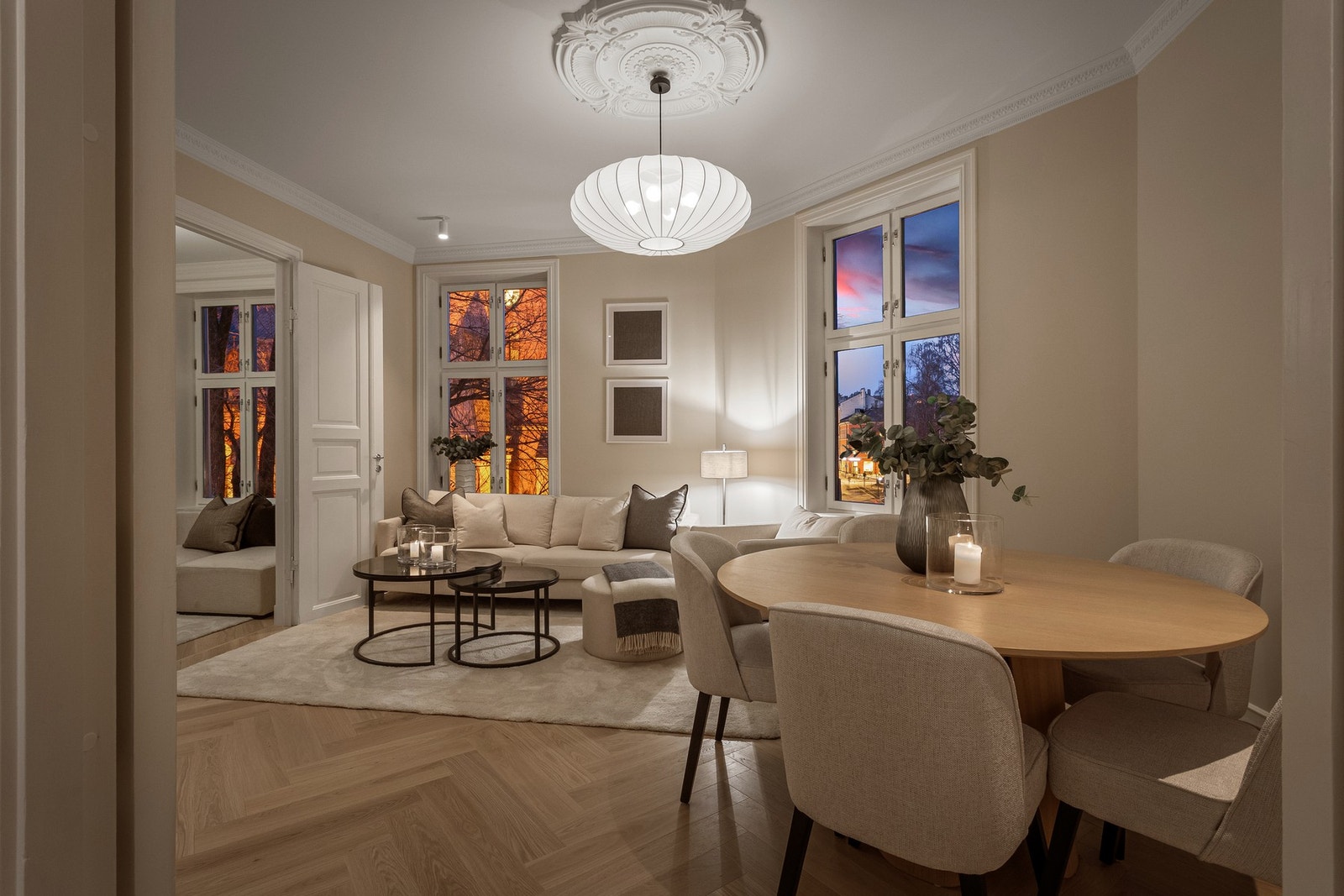 Stuen er meget romslig med plass til både spisestue og sofagruppe. Galleribilde