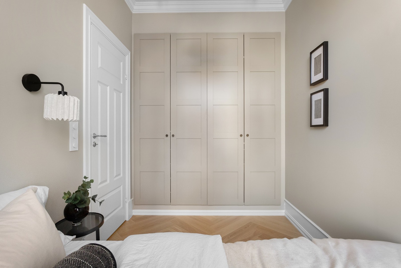 Svært lekre, innebygde garderobeskap med flott innredning. Galleribilde