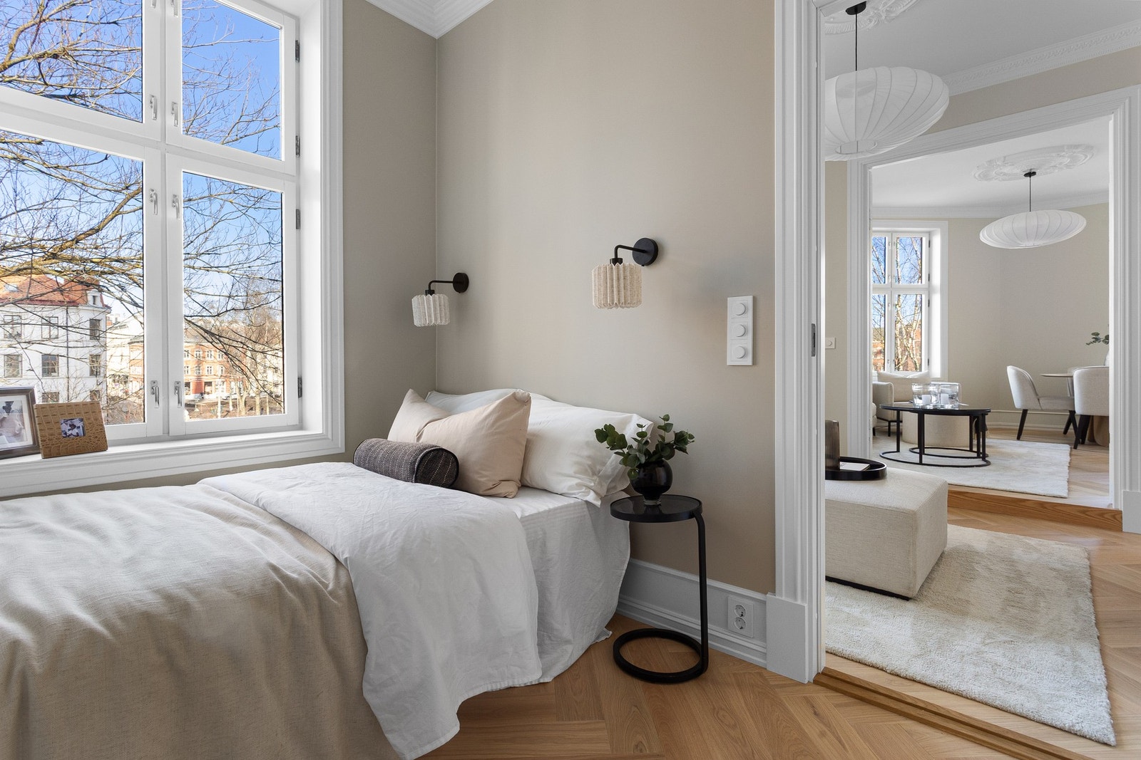 Fra TV-stuen er det adkomst til soverom 2. Innebygd veggbelysning med skjult elektrisk anlegg. Galleribilde