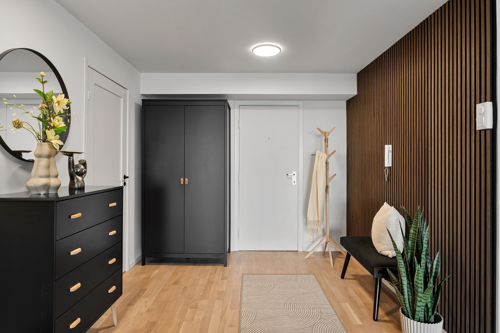 Innbydende entré med god garderobeplass Galleribilde