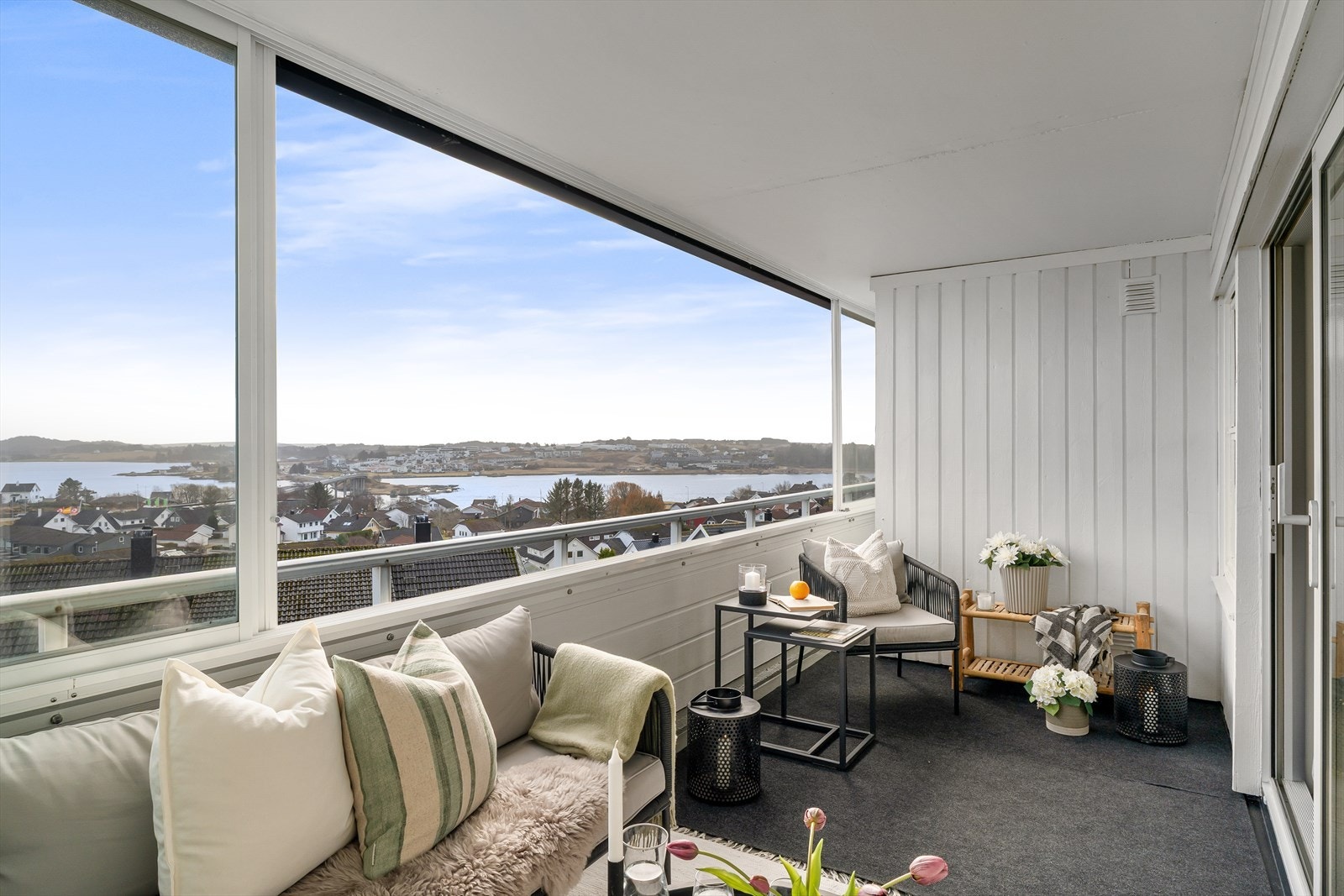 Romslig innglasset balkong mot sør med gode solforhold og flott utsikt Galleribilde