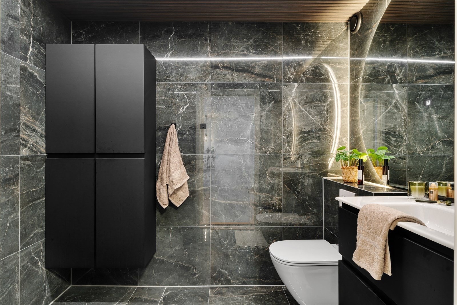 Lekkert helfliset bad fra 2024 med store fliser på gulv og vegger Galleribilde