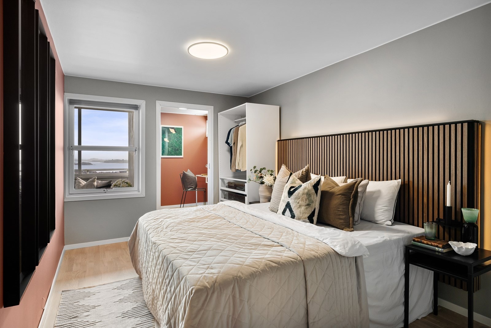 Romslig soverom med god garderobeplass Galleribilde