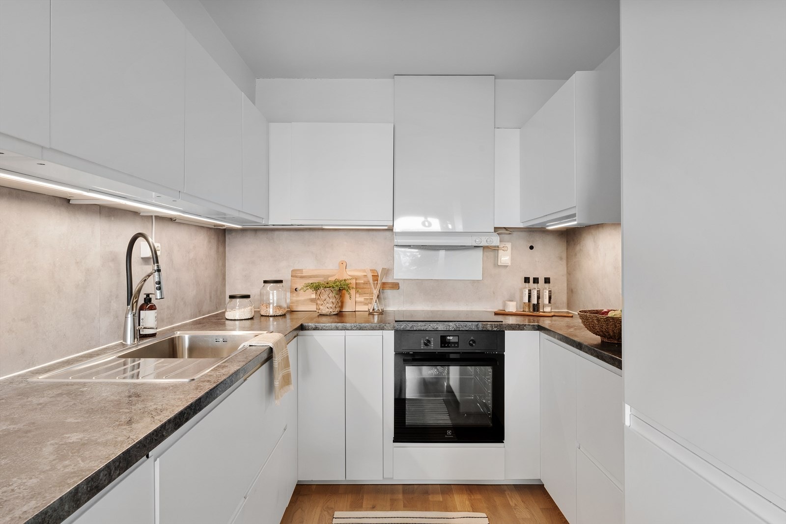 Flott og moderne kjøkken fra 2016 med integrerte hvitevarer som følger med i handelen Galleribilde