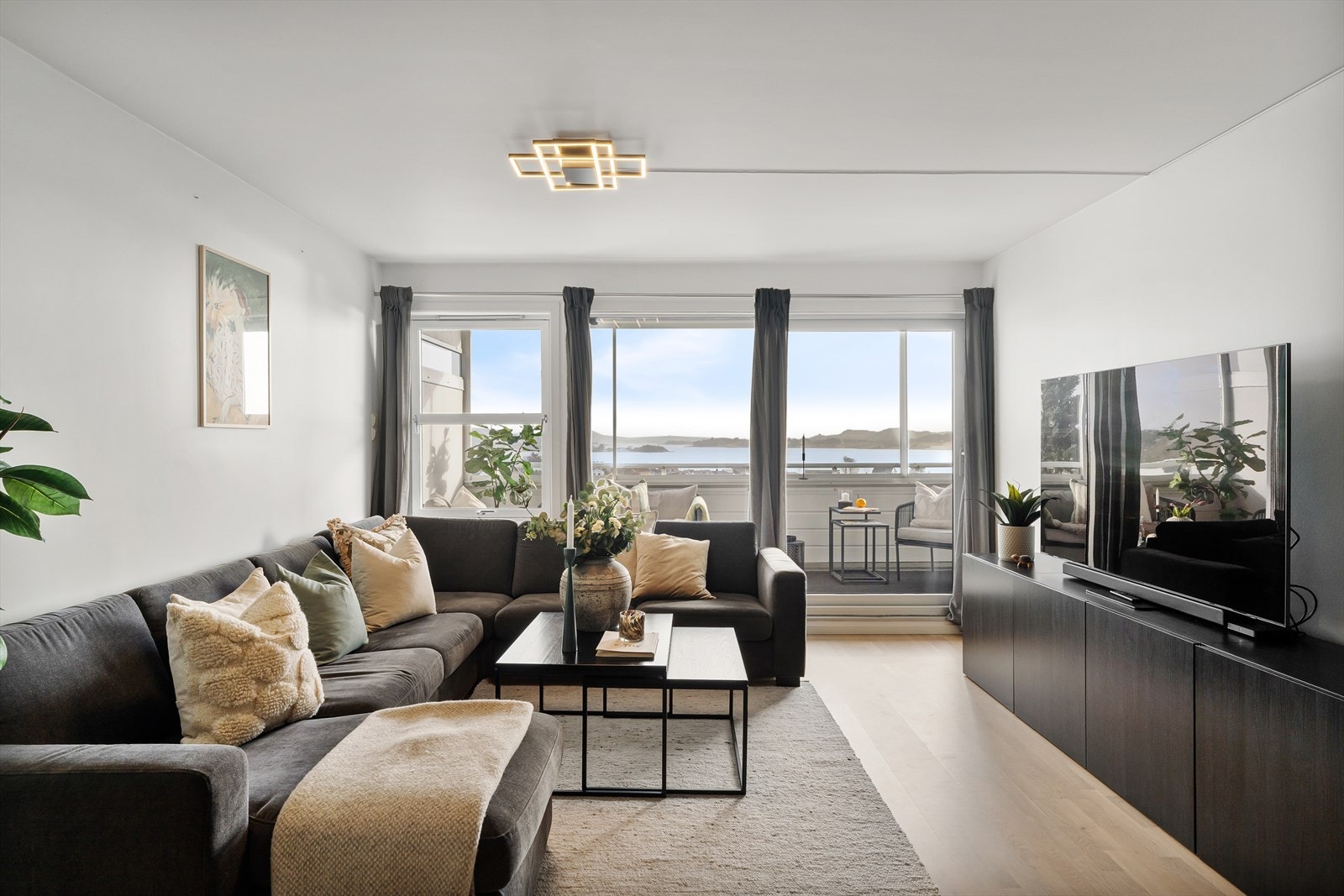 Gode vindusflater som gir rikelig med naturlig lys Galleribilde