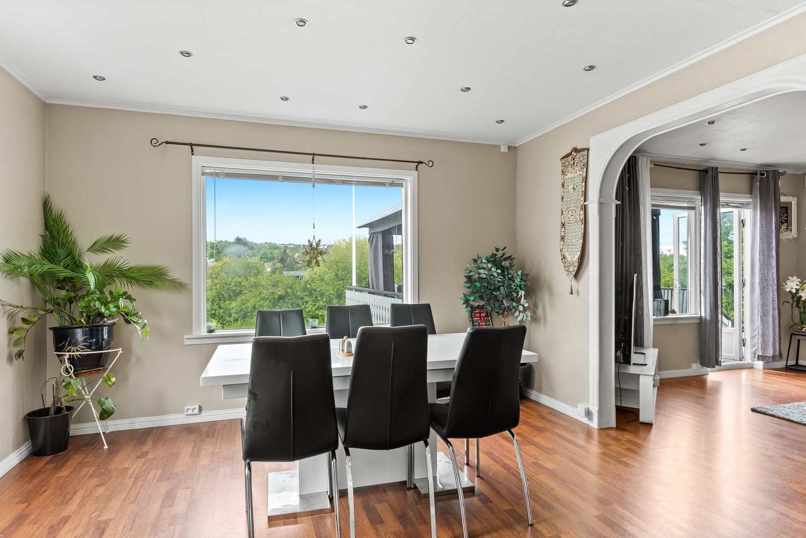 Lys og romslig spisestue med store vindusflater og hyggelig utsyn. Galleribilde