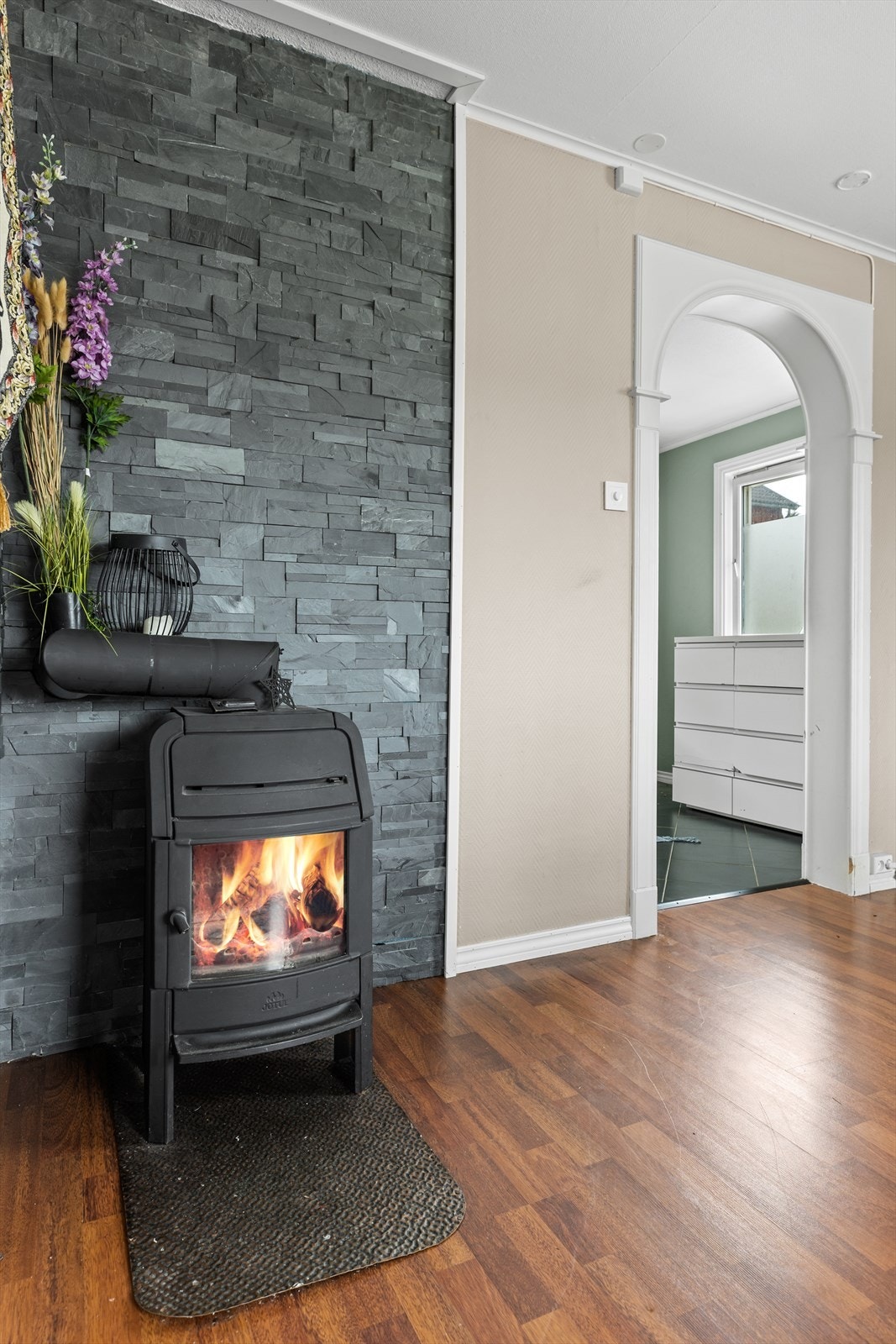 Stemningsskapende vedovn som gir både varme og lun atmosfære. Galleribilde