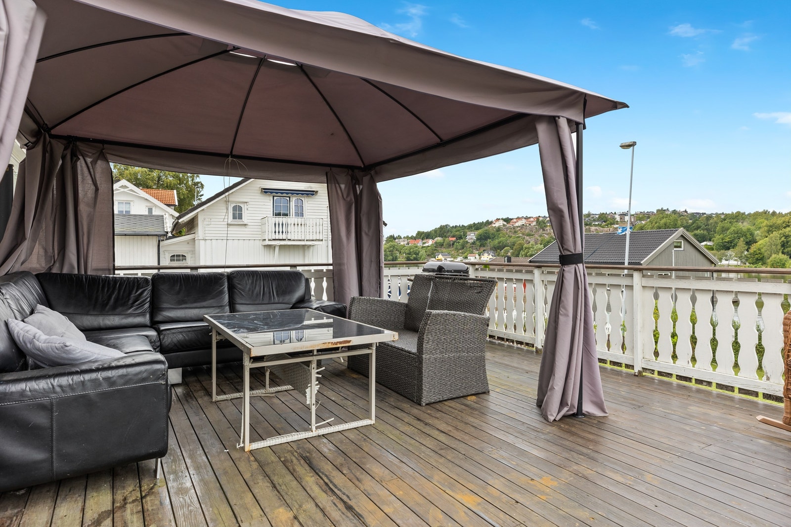 Romslig terrasse med gode solforhold og plass til sittegruppe. Perfekt for hyggelige sommerdager. Galleribilde