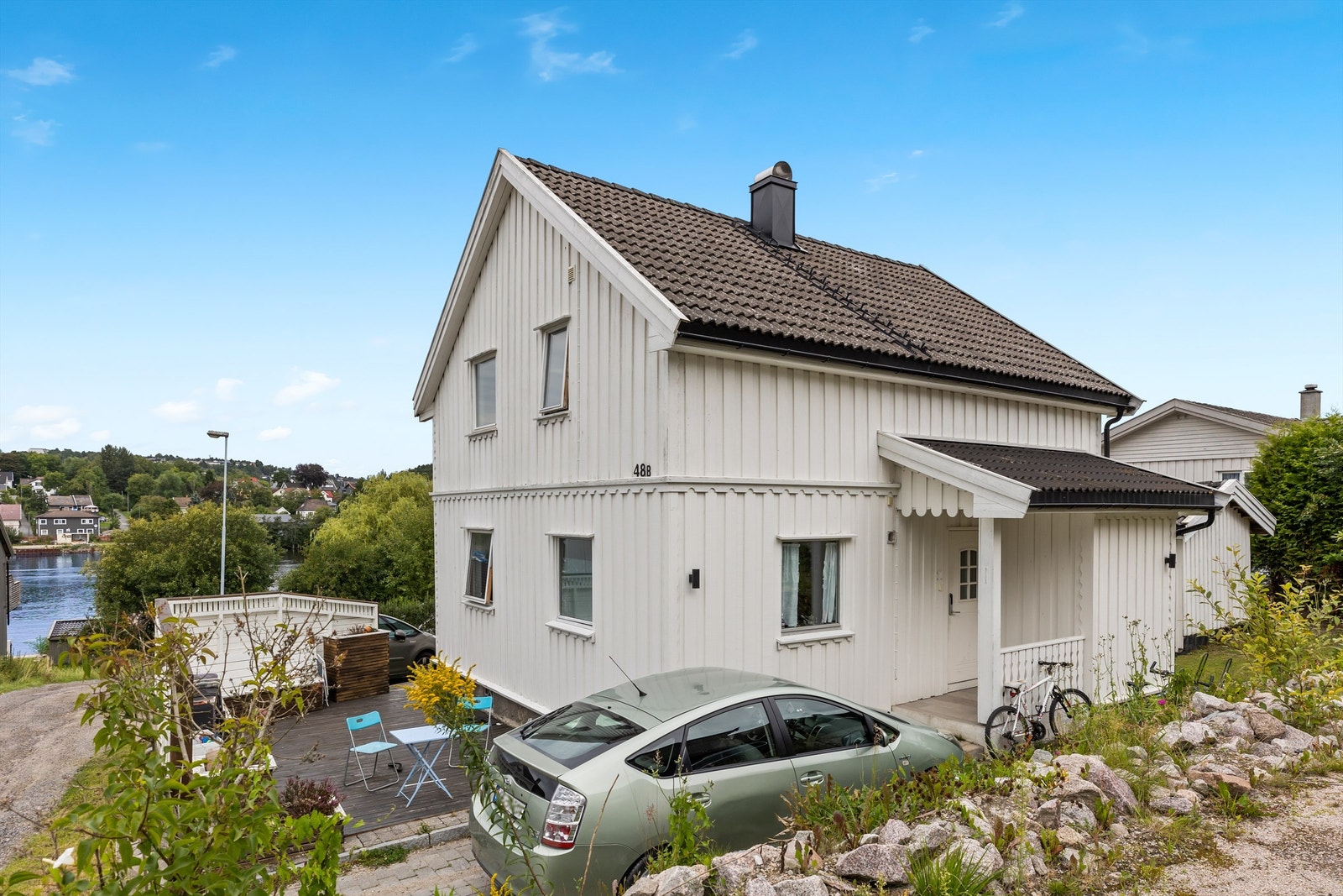 Boligens inngangsparti med overbygget adkomst. Galleribilde