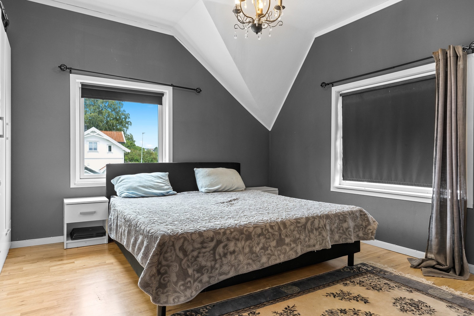 Romslig hovedsoverom med to vinduer og god takhøyde i mønet. Galleribilde