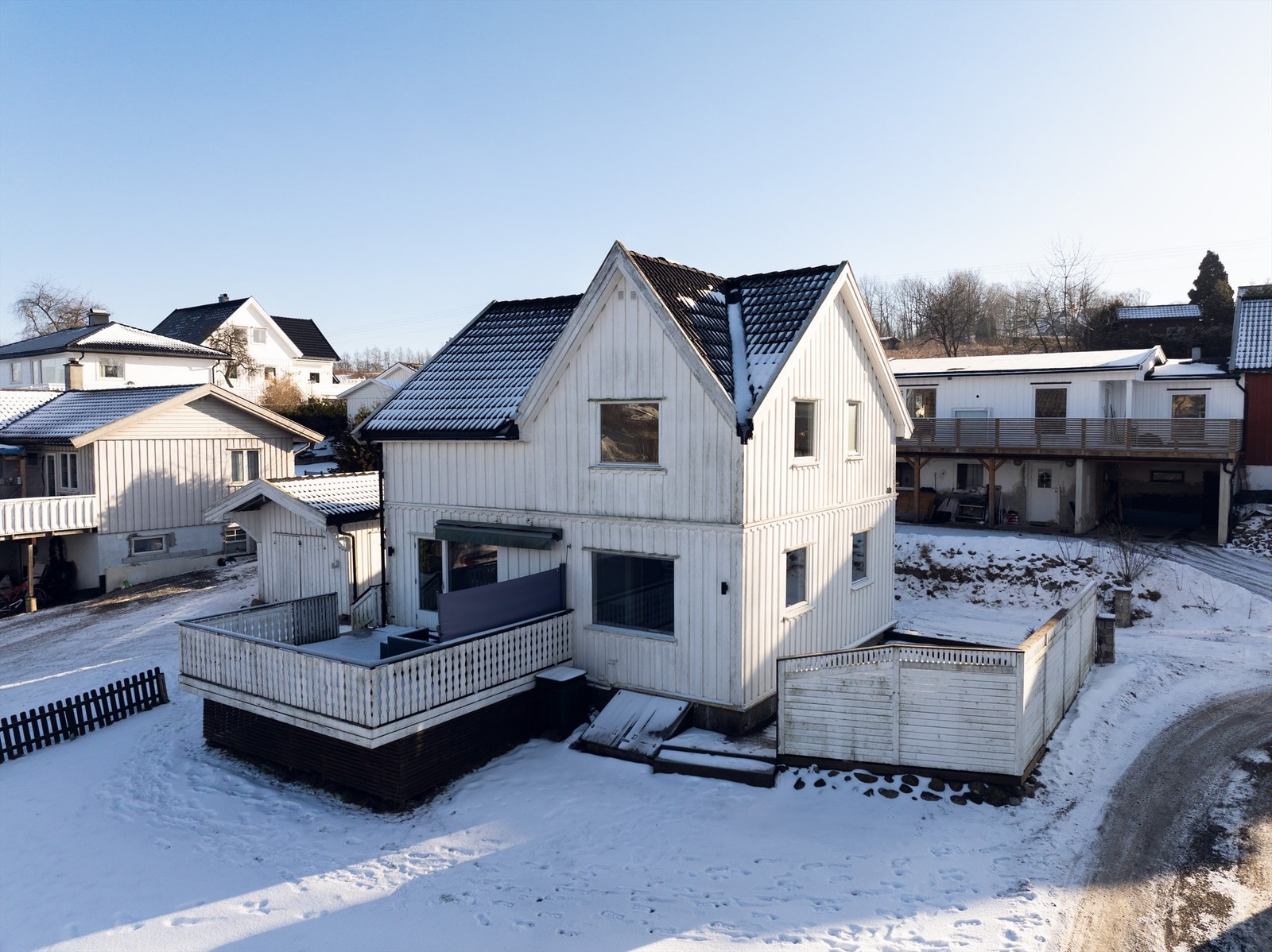 Enebolig med markterrasse og skjermet uteplass. Galleribilde
