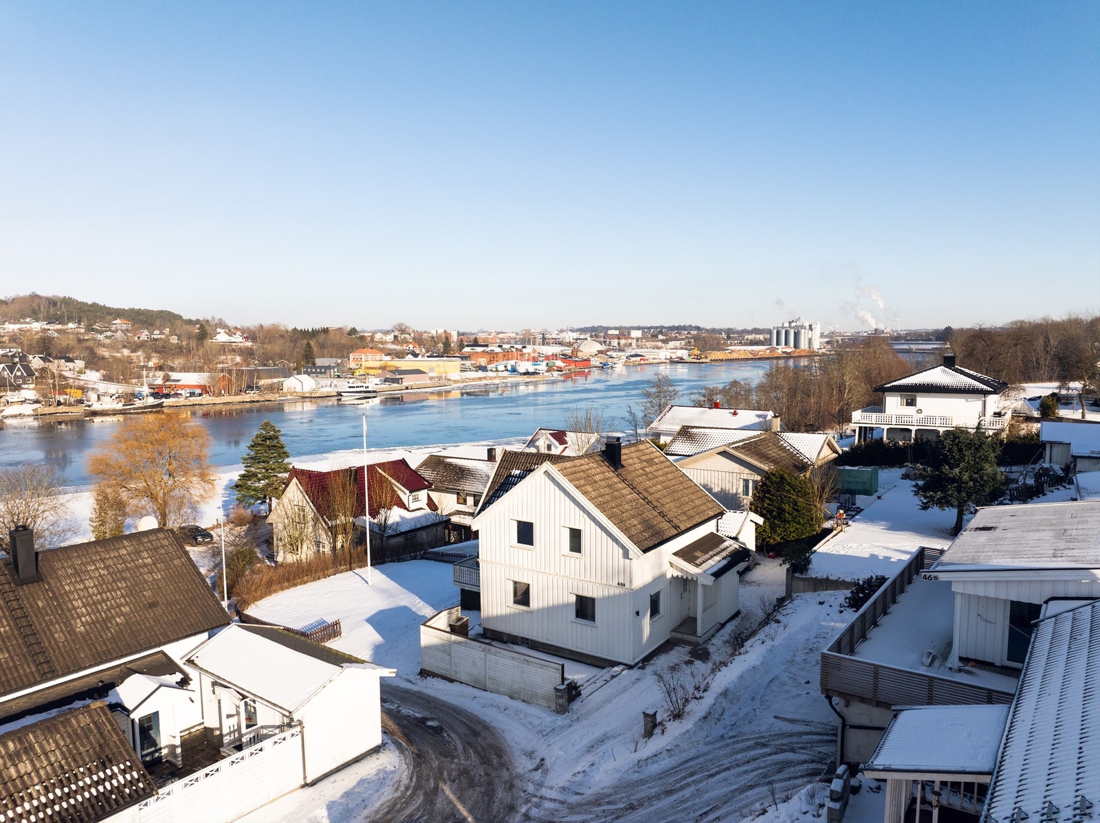 Boligen ligger i et rolig og barnevennlig område med kort vei til fasiliteter. Galleribilde