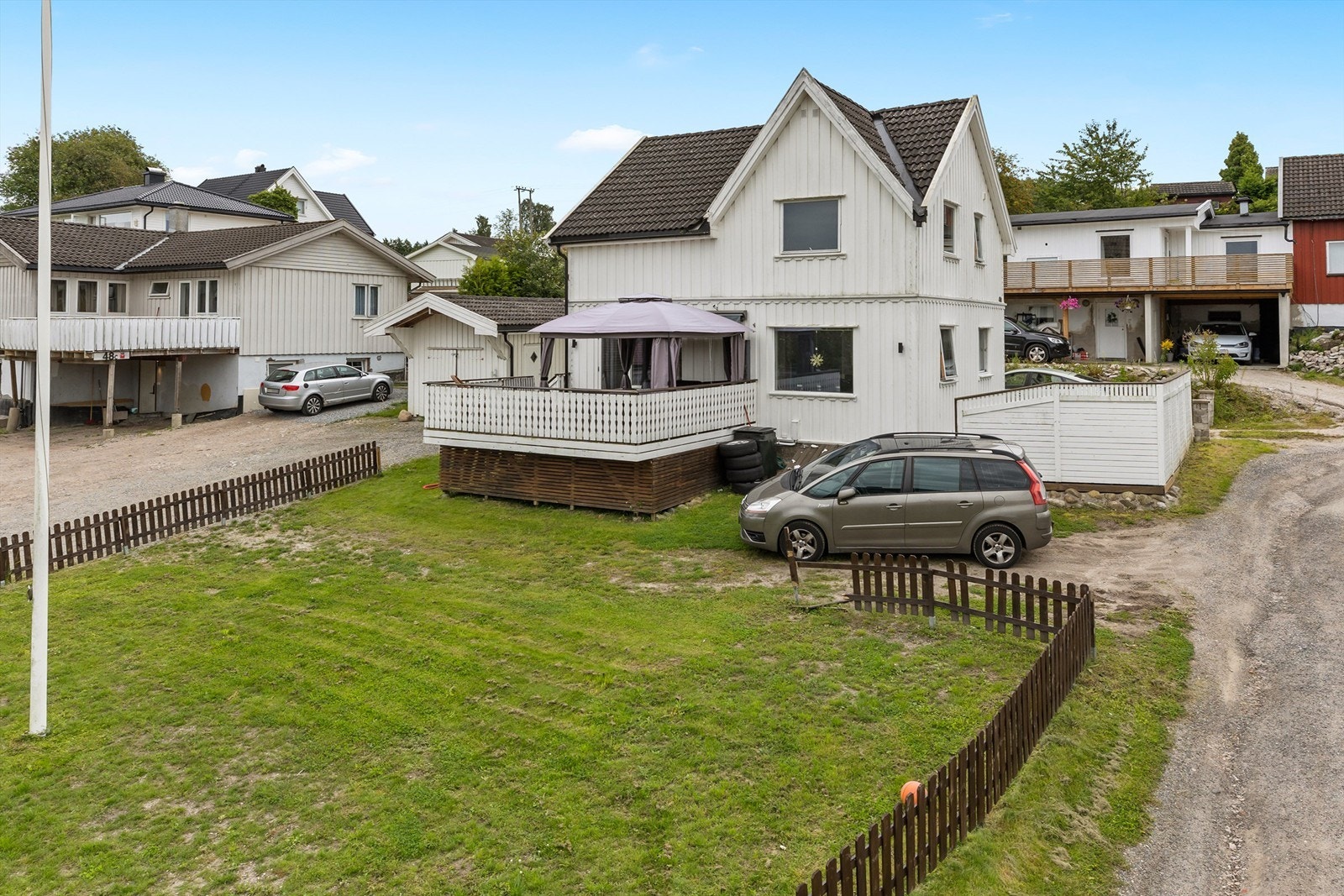 Romslig tomt med plenarealer og terrasse. Gode parkeringsmuligheter på egen grunn. Galleribilde