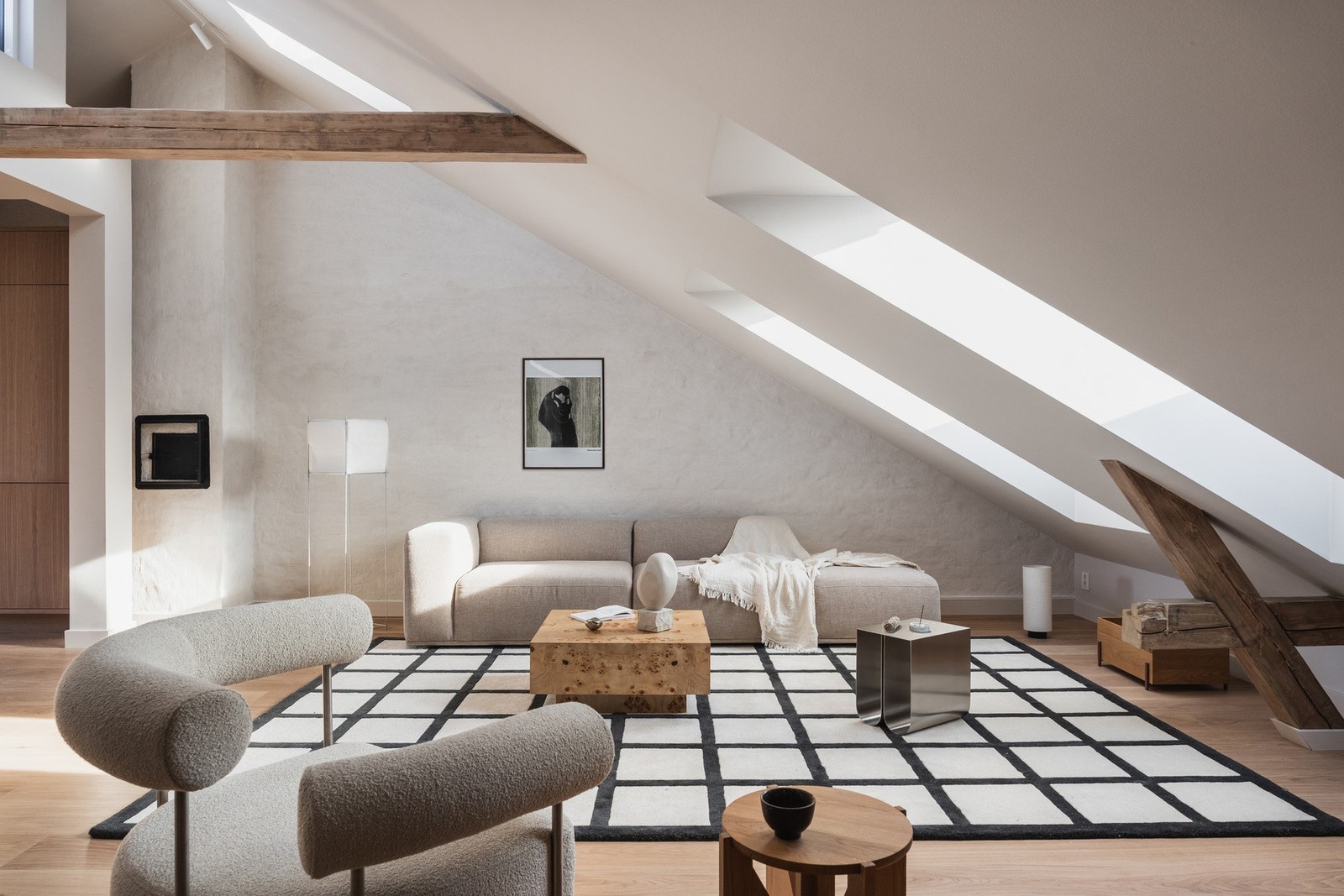 Stor stue med god plass til en romslig sofagruppe. Synlige bjelker gir rommet særpreg og et pipeløp gir mulighet for peis. Galleribilde