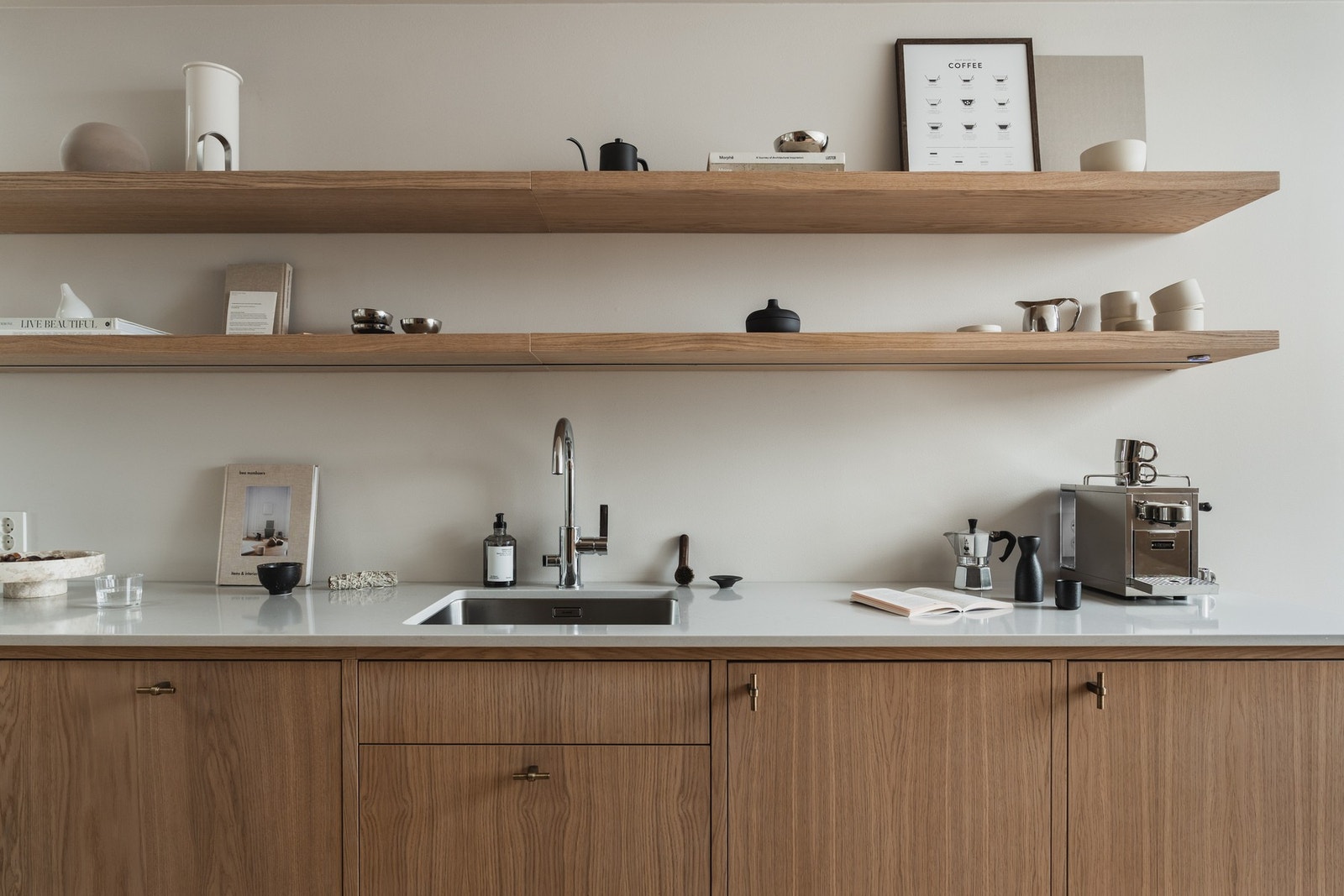 Kjøkkenet er utstyrt med integrerte hvitevarer fra Siemens og kjøkkenarmatur fra Tapwell. Galleribilde