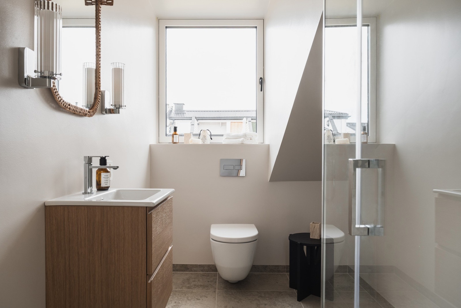 Praktisk en-suite bad tilknyttet hovedsoverommet, med servantmøbel fra INR. Badet har vegghengt toalett fra Duravit, armatur fra Tapwell og elektrisk gulvvarme. Galleribilde