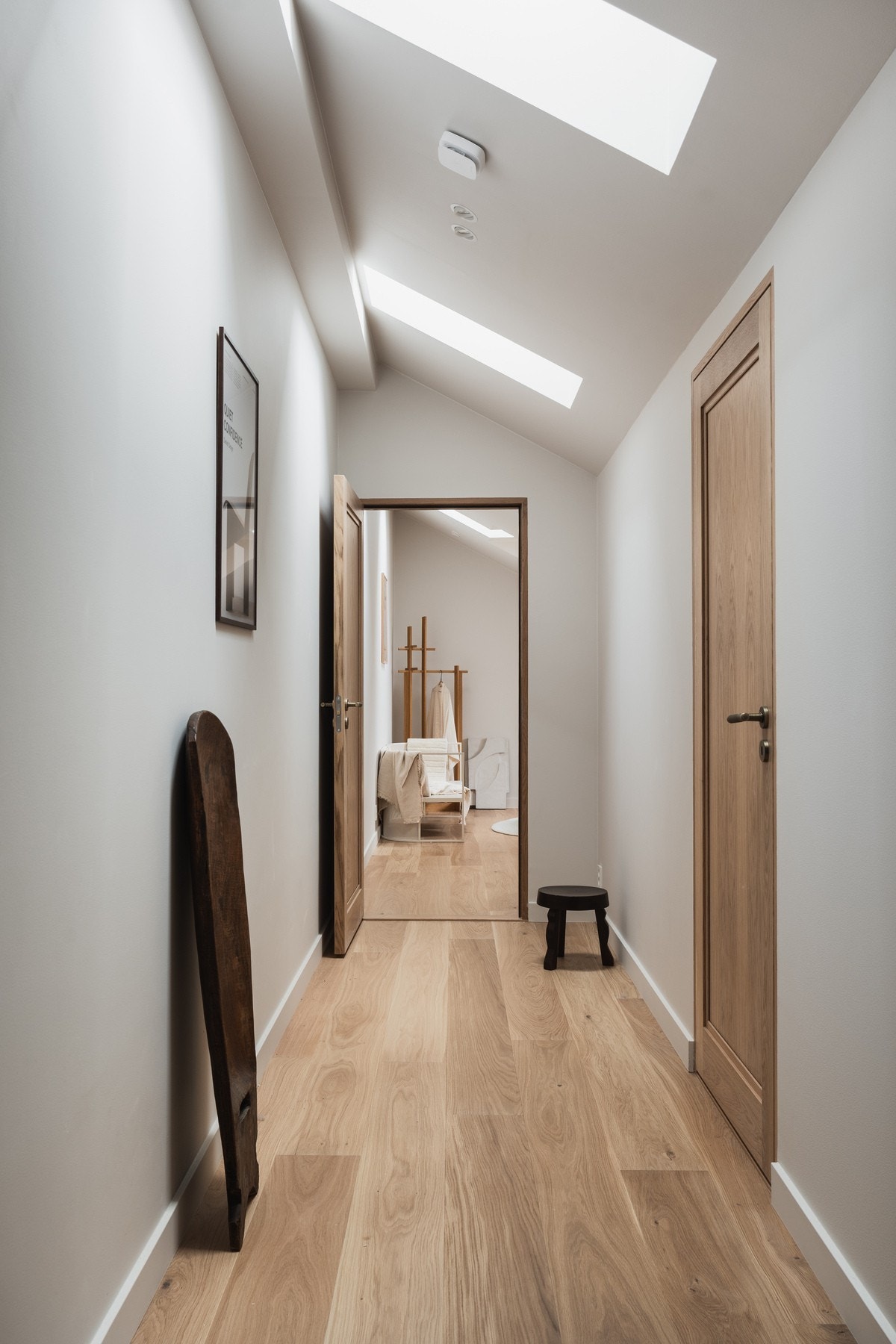 Gangen leder til soveromsavdelingen. Innerdørene er i massiv heltre eik med skjulte hengsler. Galleribilde