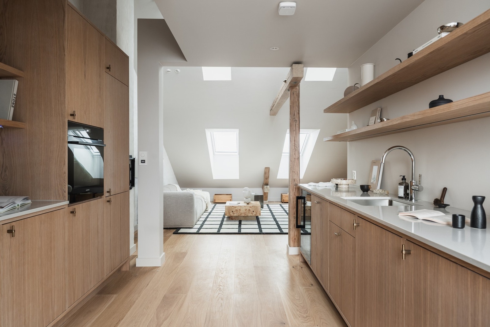 Spesialbygget kjøkken fra SASSO med fronter i eikefiner og benkeplate i tecnistone. Galleribilde