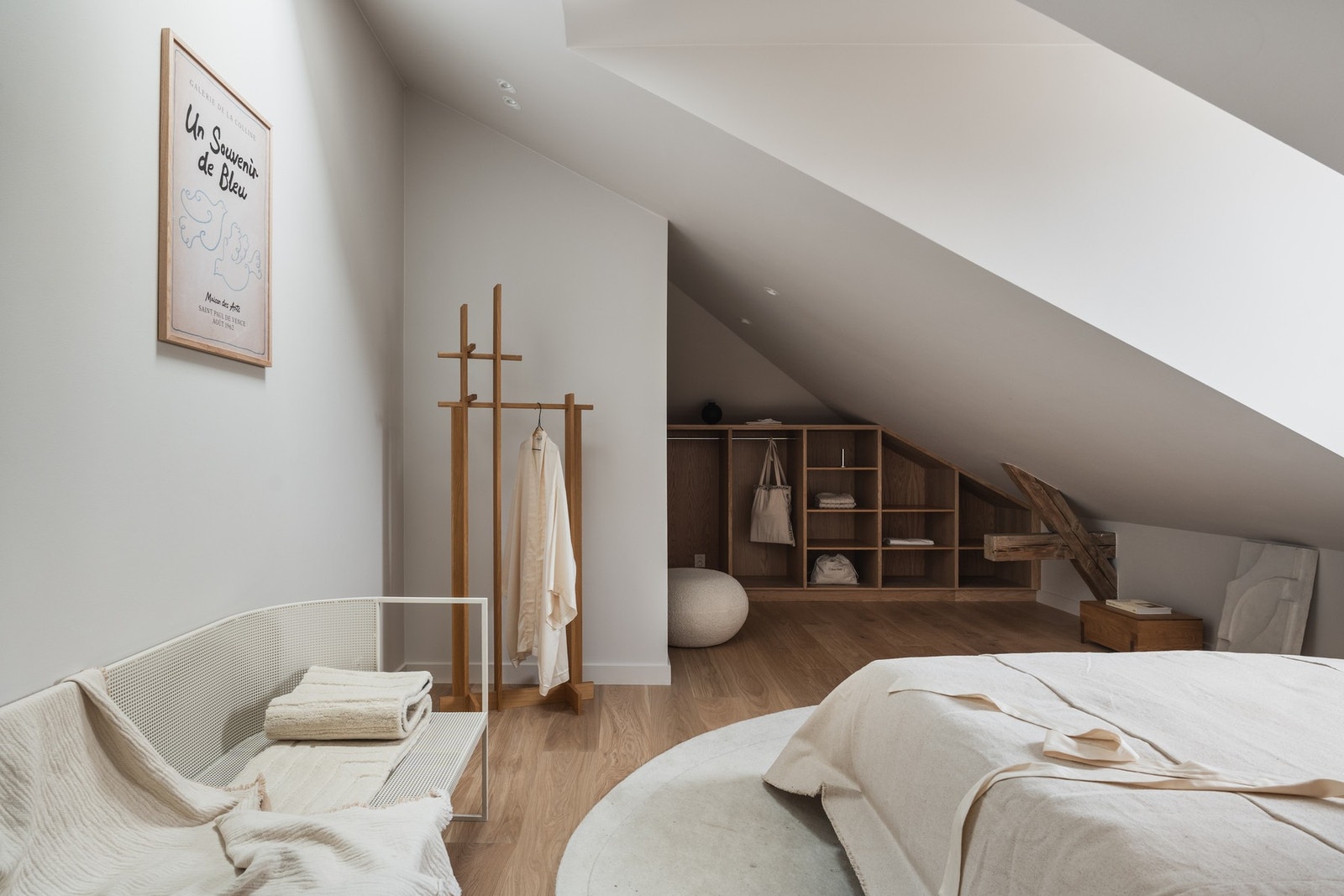 Romslig hovedsoverom med plassbygget garderobe i eikefiner og adkomst til eget bad. Galleribilde