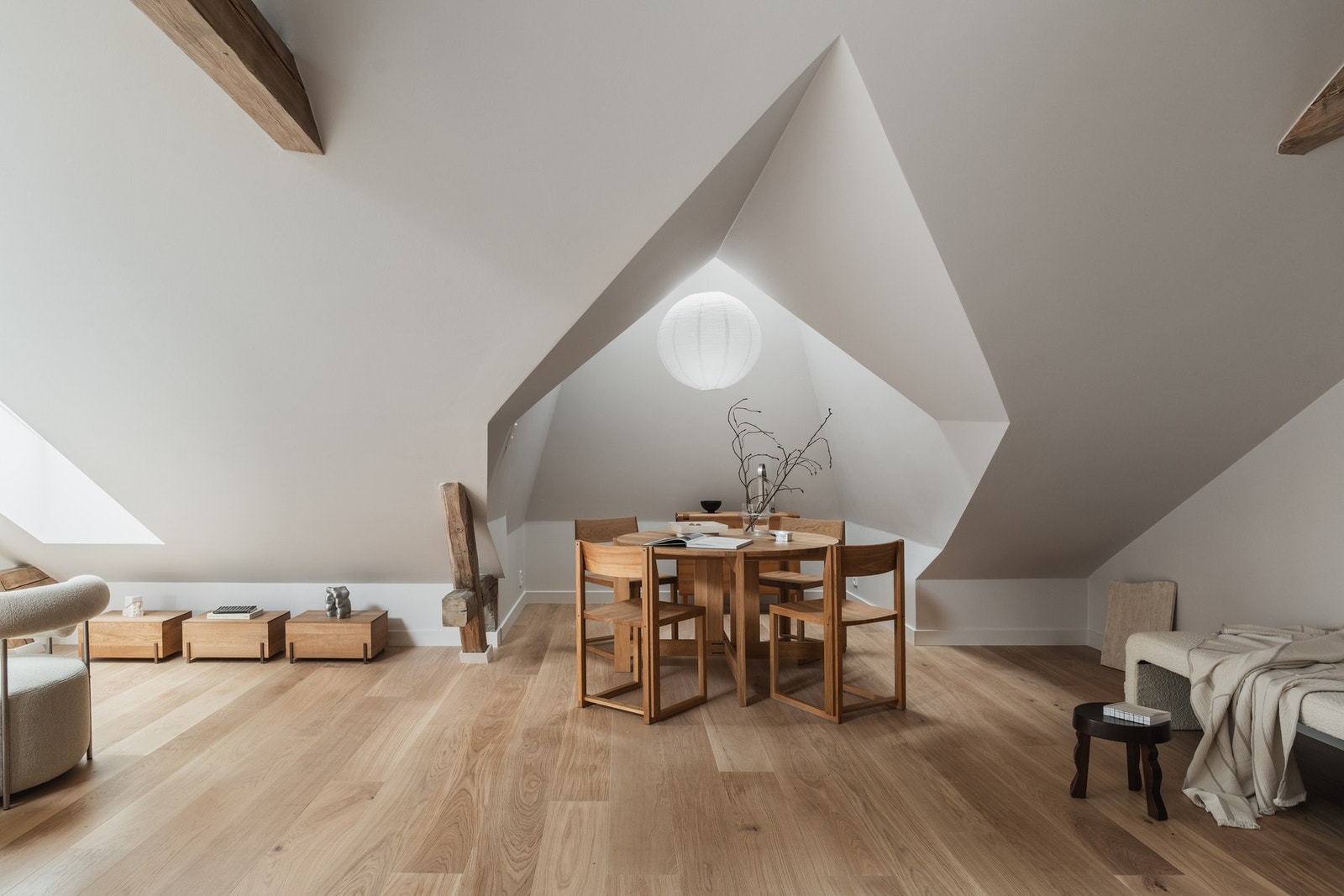 Den åpne løsningen gir god plass til både spisebord og ekstra møblement. Galleribilde