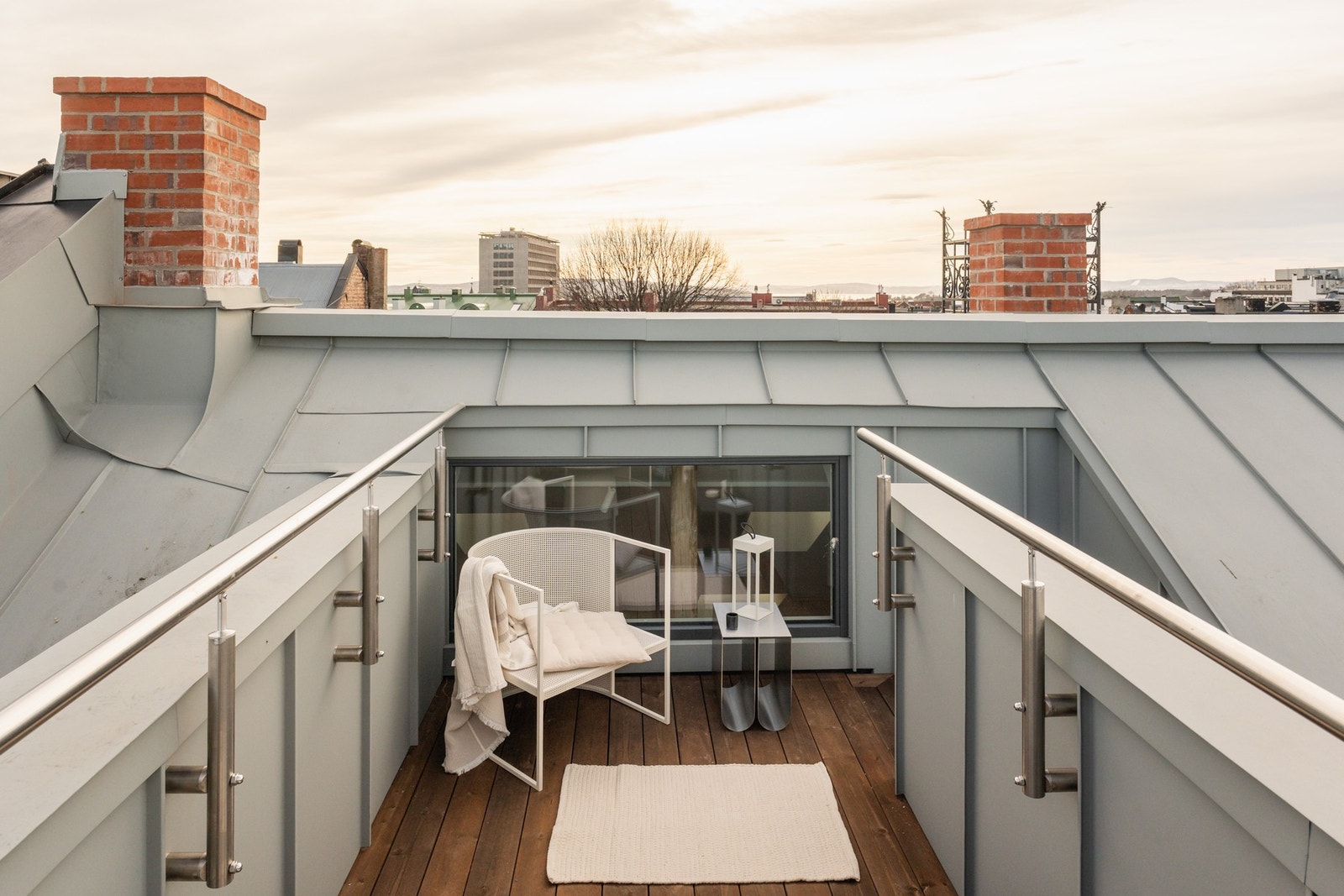 Plass til flere møbleringssoner. Terrassen har gulv av Møre Royal Concise. Bygården har nytt tak. Galleribilde