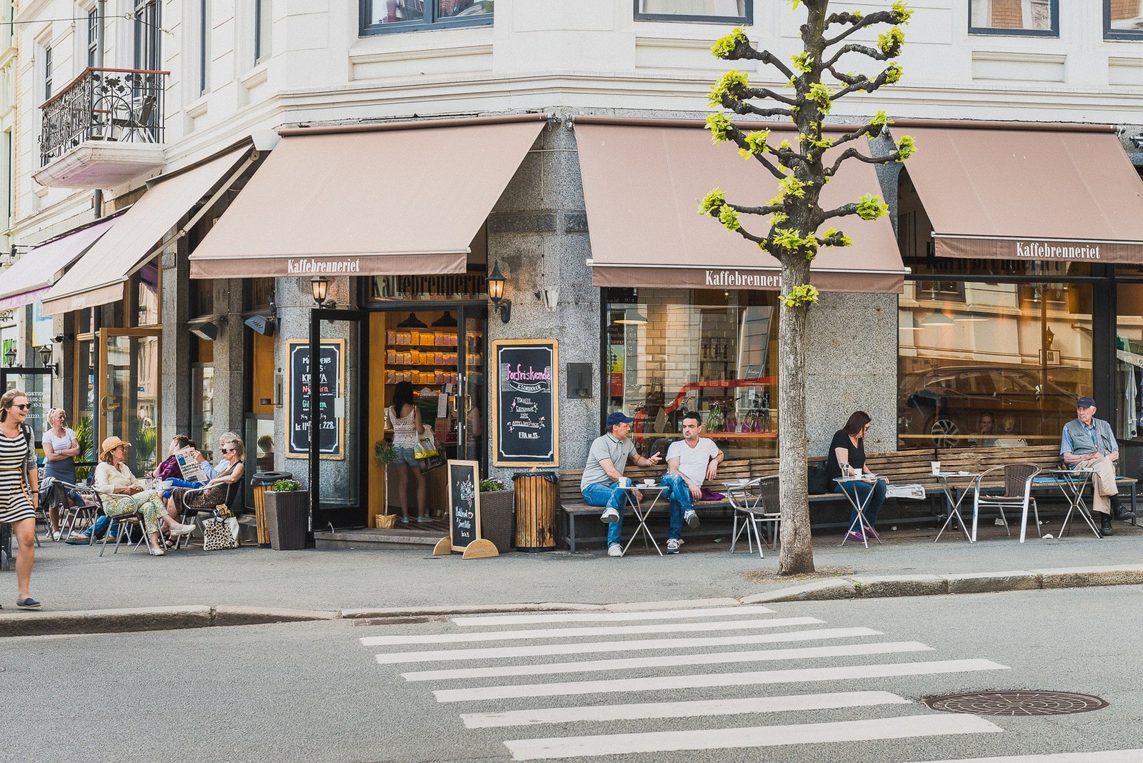 Morgenkaffe: Kaffebrenneriet ligger rett ned i gaten. Galleribilde