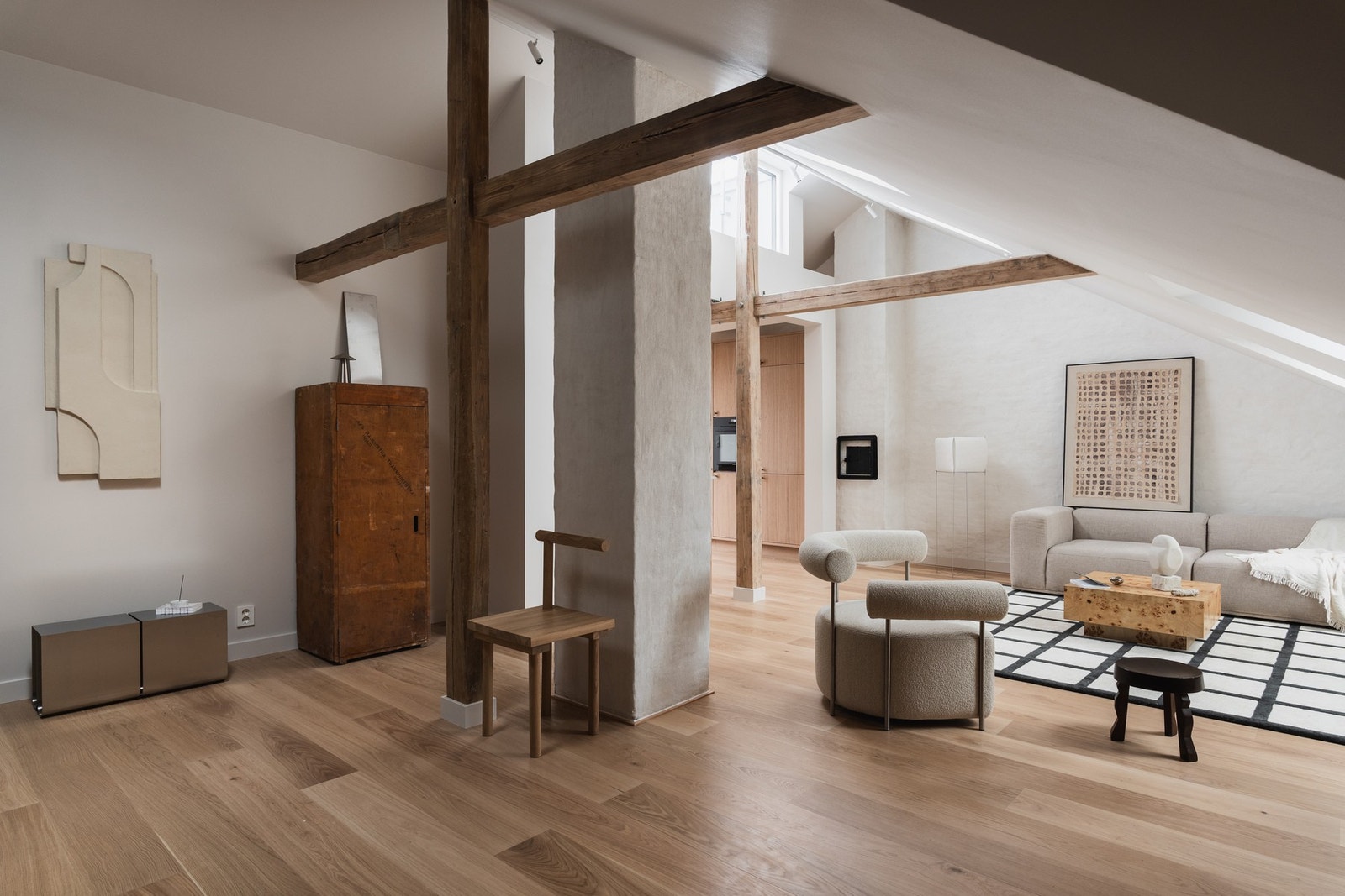 Gjennomgående 1-stavs eikeparkett fra Flotte gulv binder rommene vakkert sammen. Galleribilde