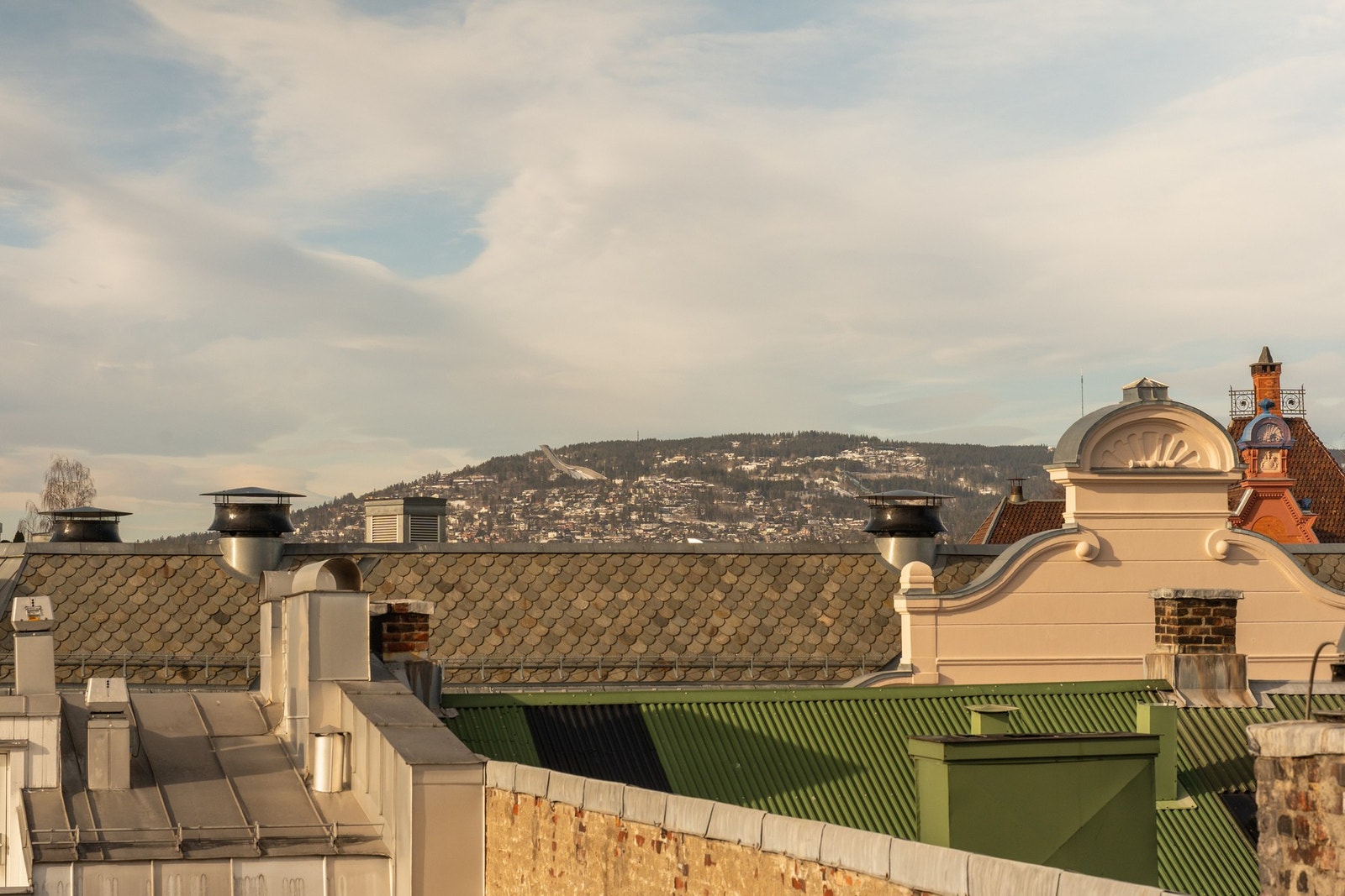 Vidstrakt utsikt og perspektiv: fra terrassen ser du opp til Homenkollen. Galleribilde