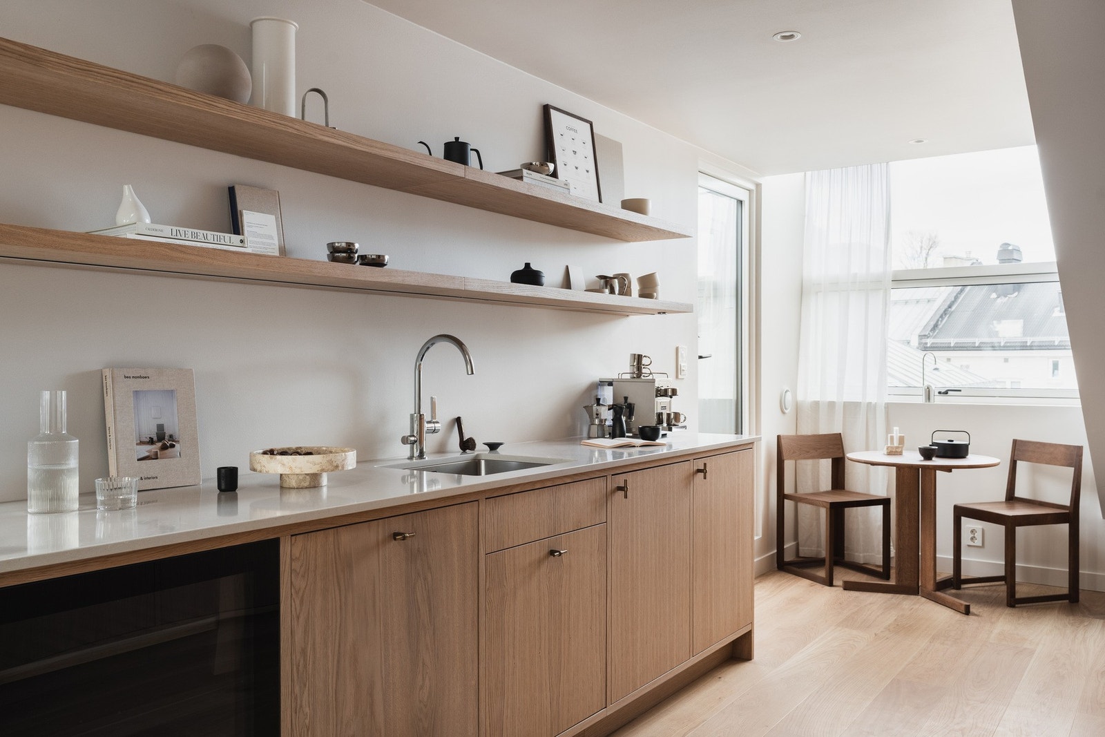 Flott møbel i oppholdsrommet: God benkeplass og åpne hyller i eik kombinerer funksjon og et gjennomført design. Galleribilde