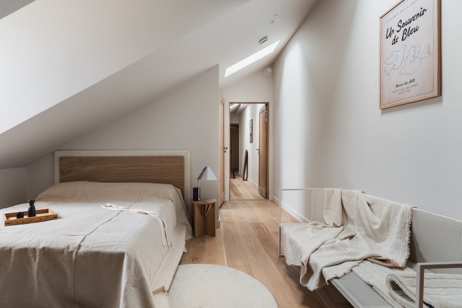 Hovedsoverommet er vendt mot en rolig bakgård, noe som sikrer en uforstyrret natts søvn. Galleribilde