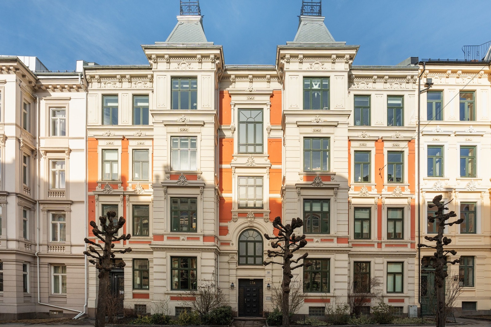 En velholdt og klassisk bygård fra 1896 med en attraktiv beliggenhet på beste Frogner. Galleribilde