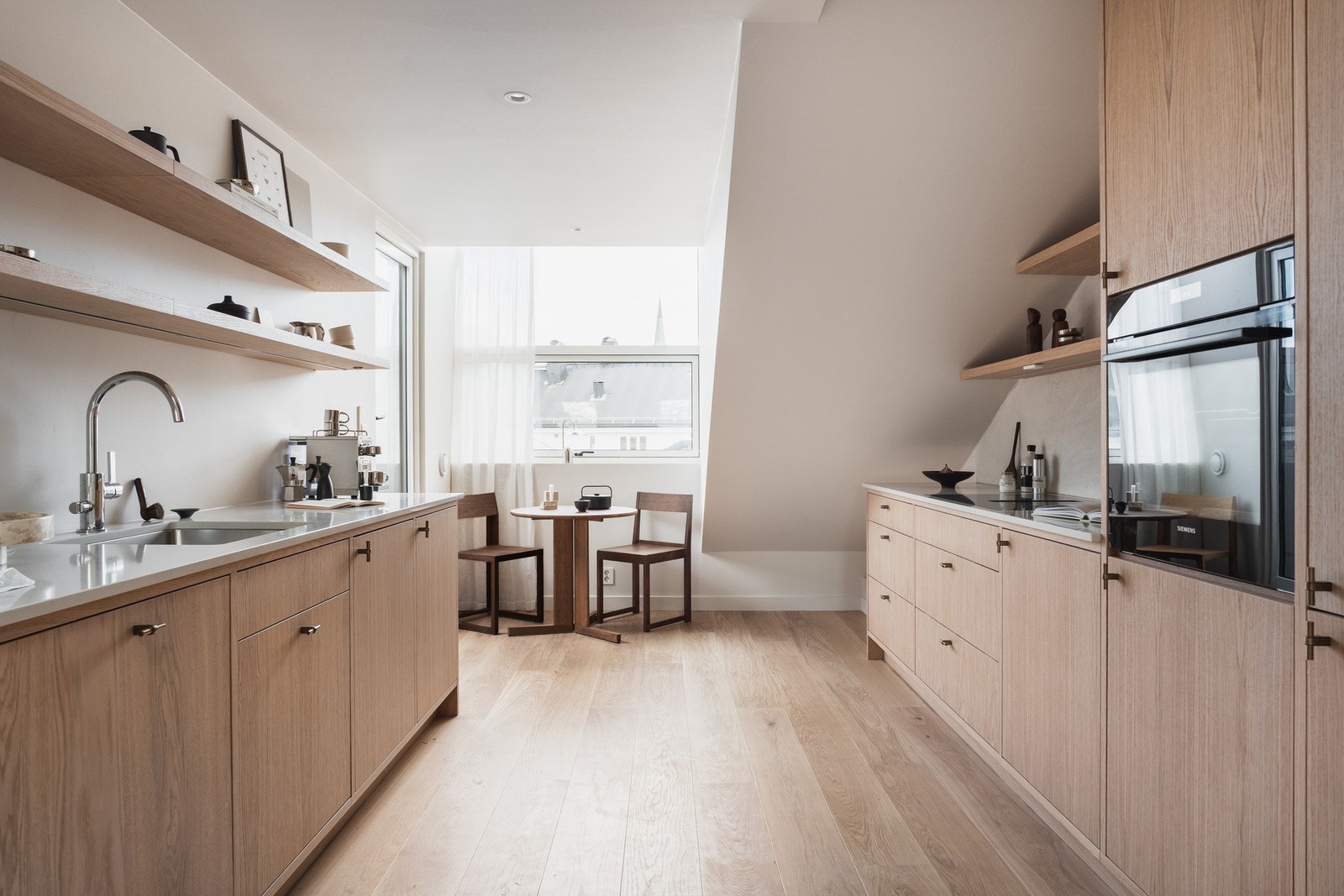 Hele leiligheten, inkludert kjøkkenet, er nyetablert i 2025/2026 og er helt ubrukt. Galleribilde