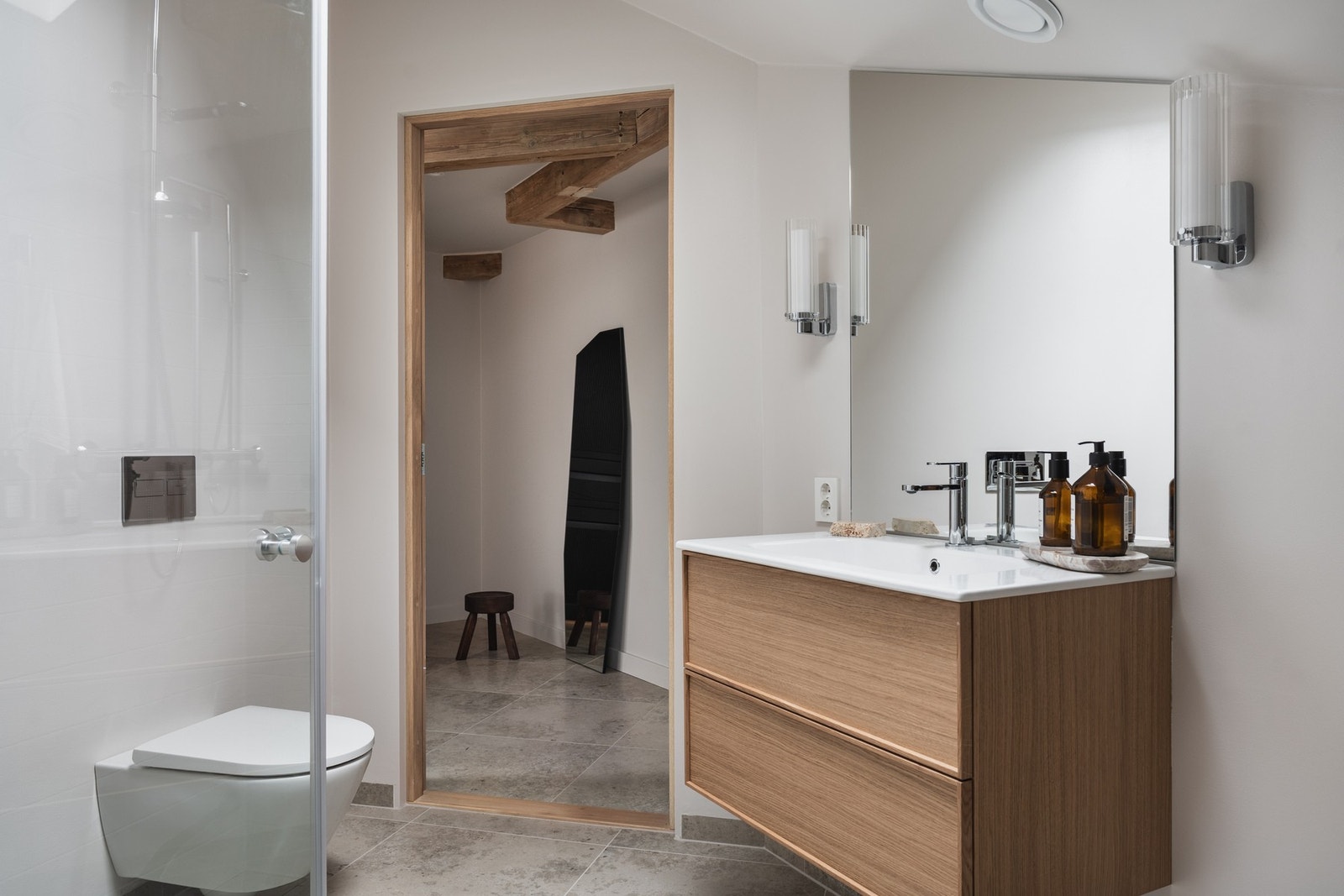 Det store badet ligger tilknyttet entreen og er utstyrt med servantskap fra INR, spesialbestilt speil, badekar, armatur fra Tapwell og toalett fra Duravit. I sum et meget innbydende bad. Galleribilde