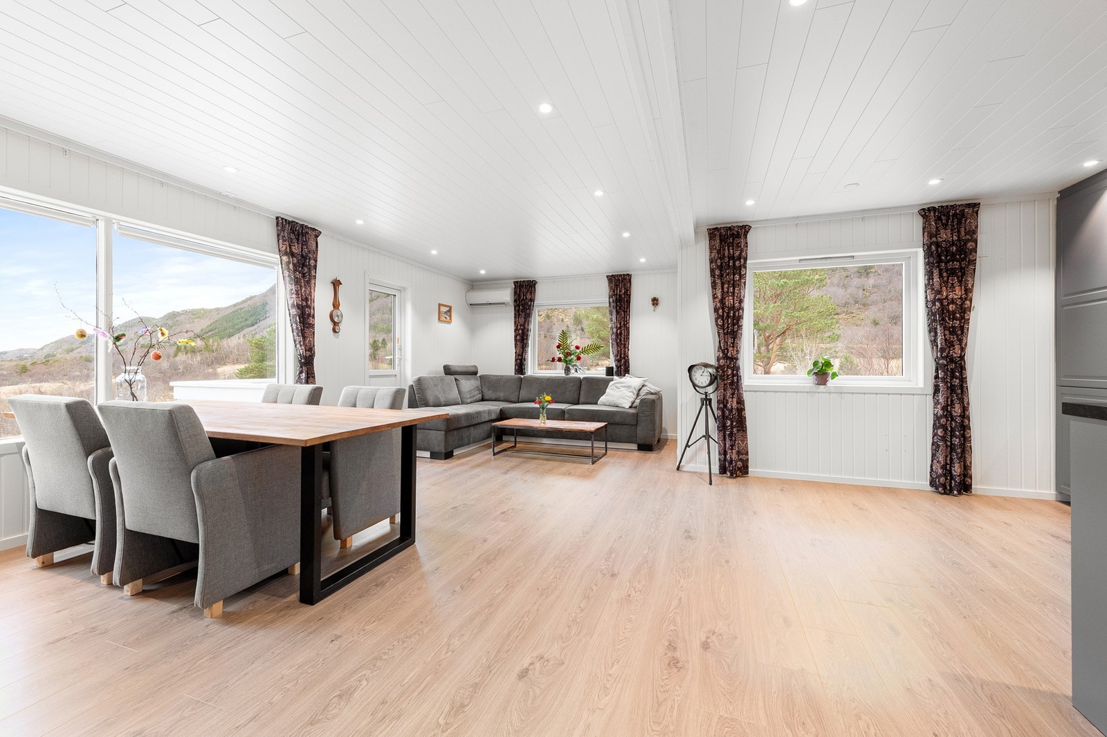 Innbydende stue hvor det også er montert varmepumpe Galleribilde