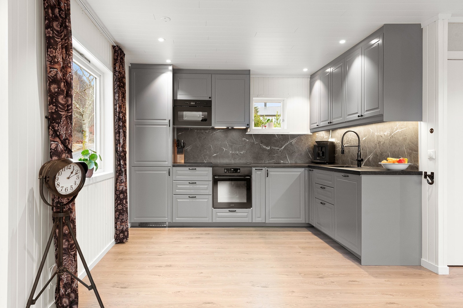 Nytt og moderne kjøkken med integrerte hvitevarer Galleribilde