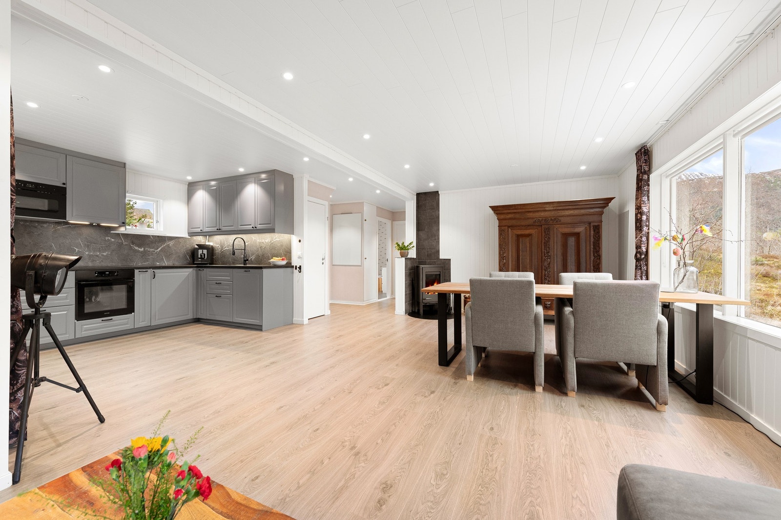 Åpen løsning mellom stue og kjøkken gir en god romfølelse Galleribilde