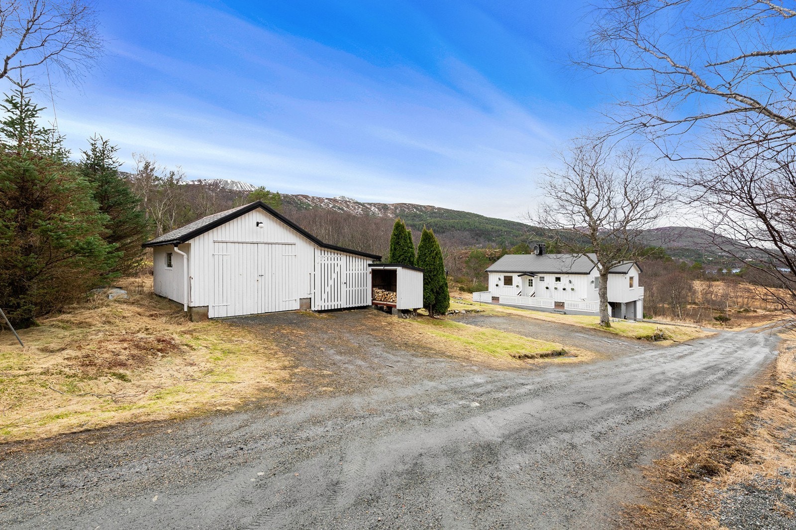 Garasje med tilbygd utebod Galleribilde