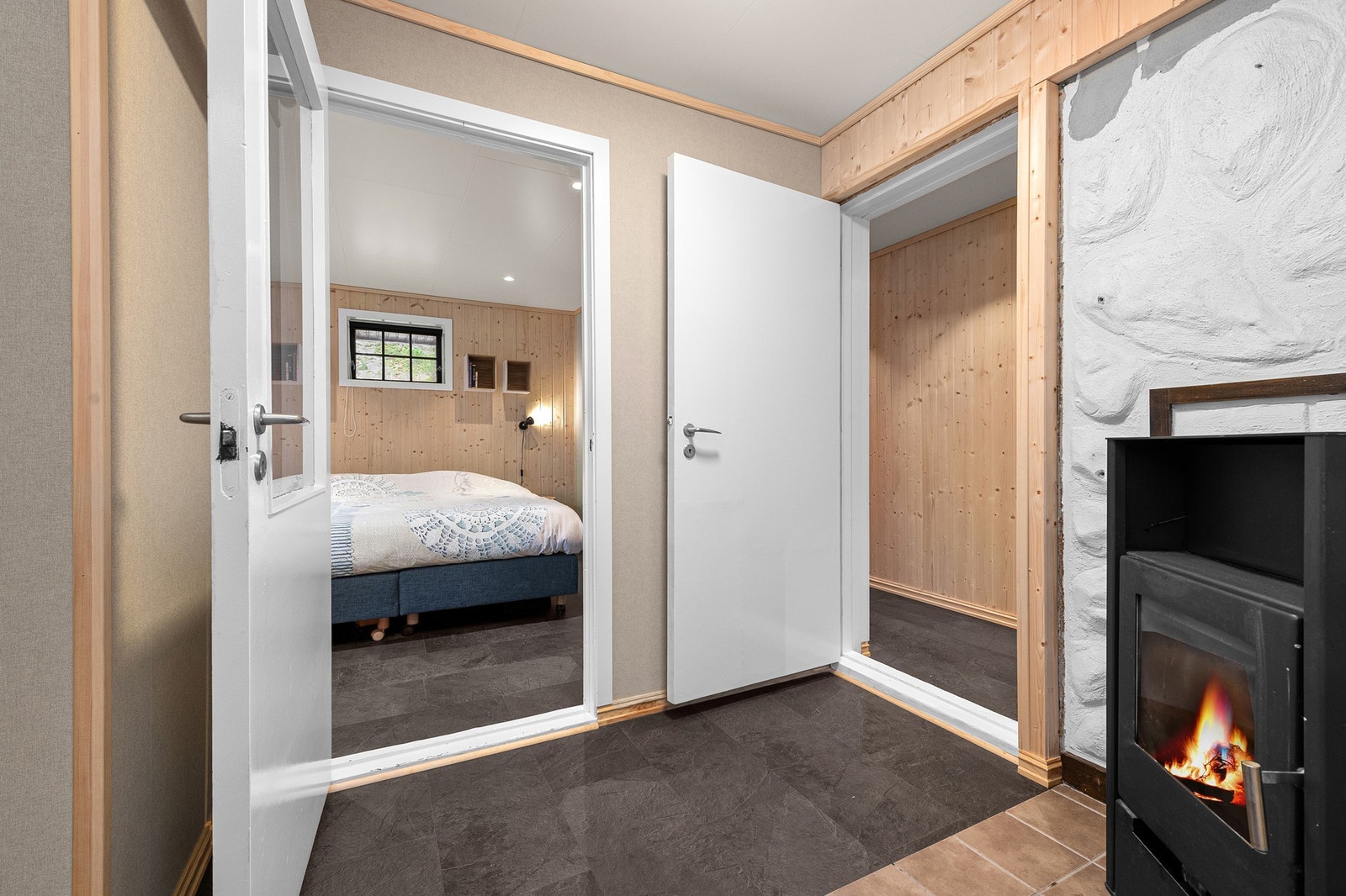 Det er ildsted i begge etasjene Galleribilde