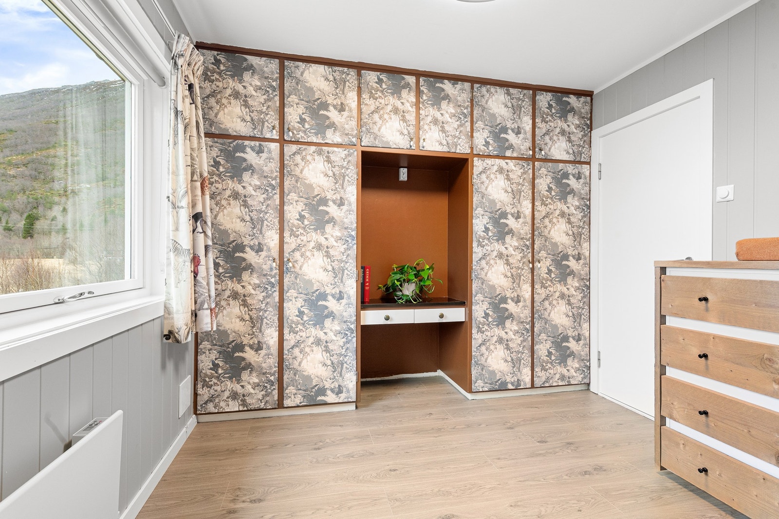 Plassbygd skap med stilfull tapet Galleribilde